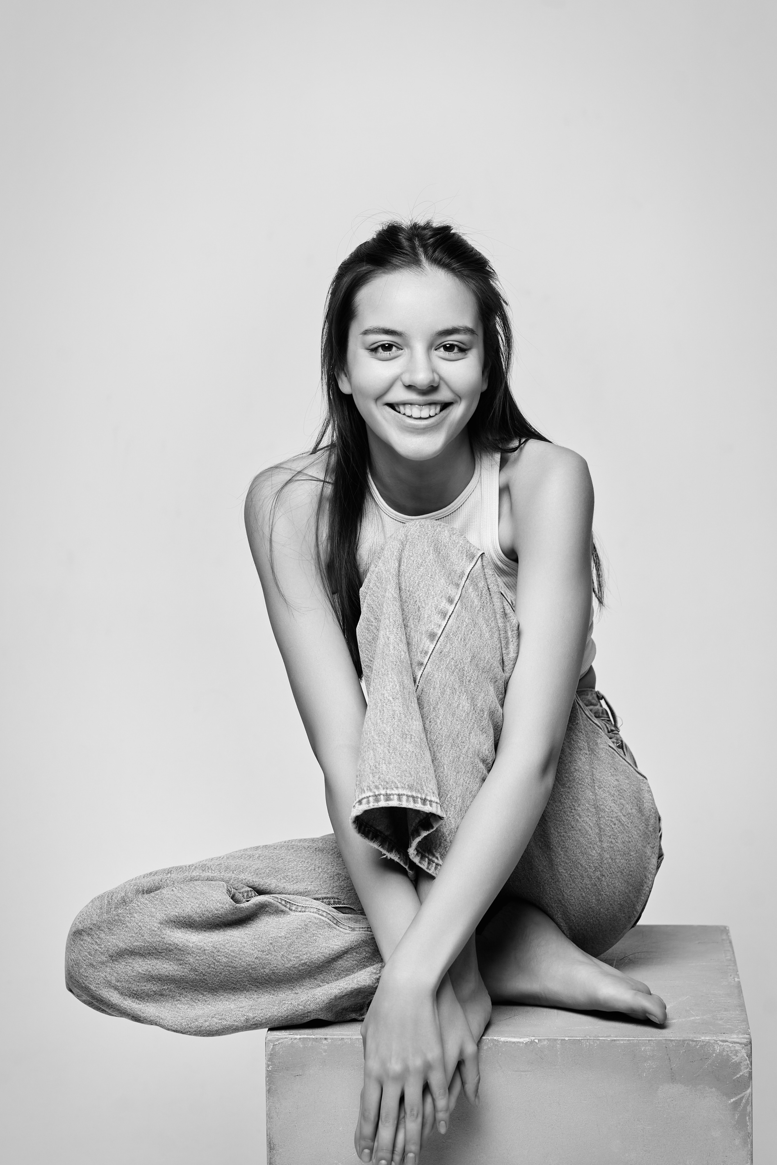 Амина в светлом платье или рубашке на фоне студии.