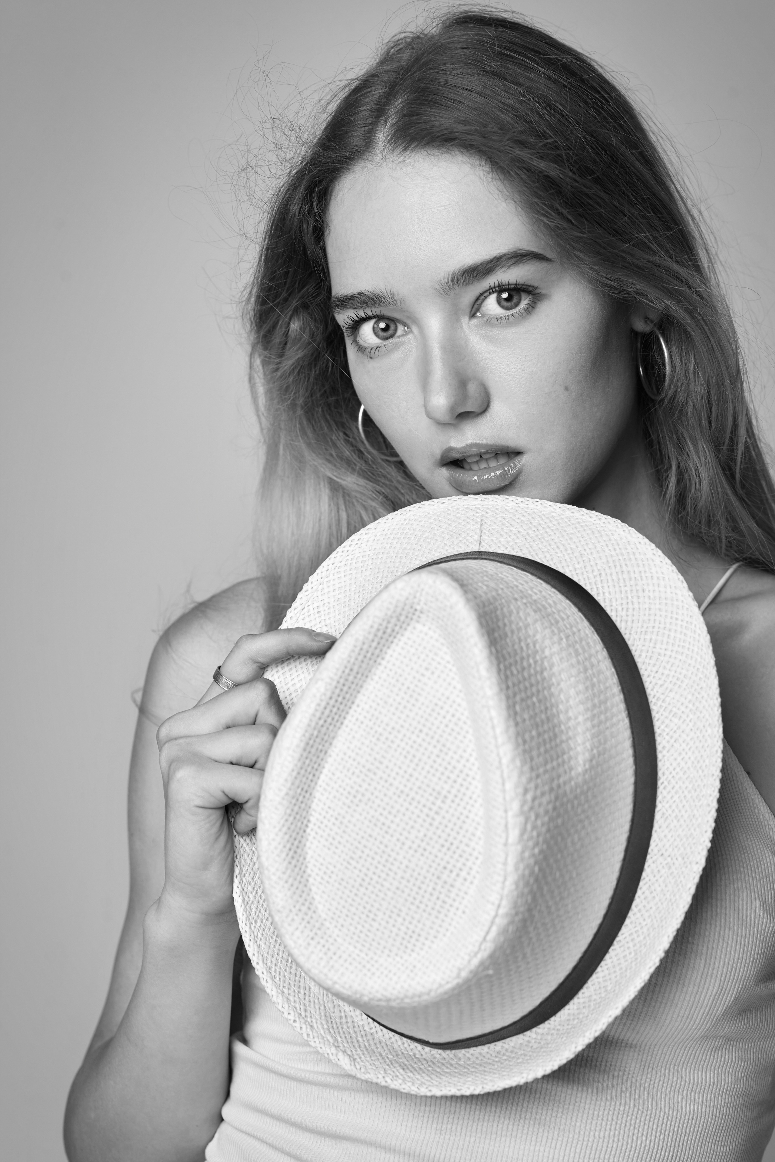 Модель Алиса в рубашке на светлом фоне в оригинальных сапогах на высоком каблуке.