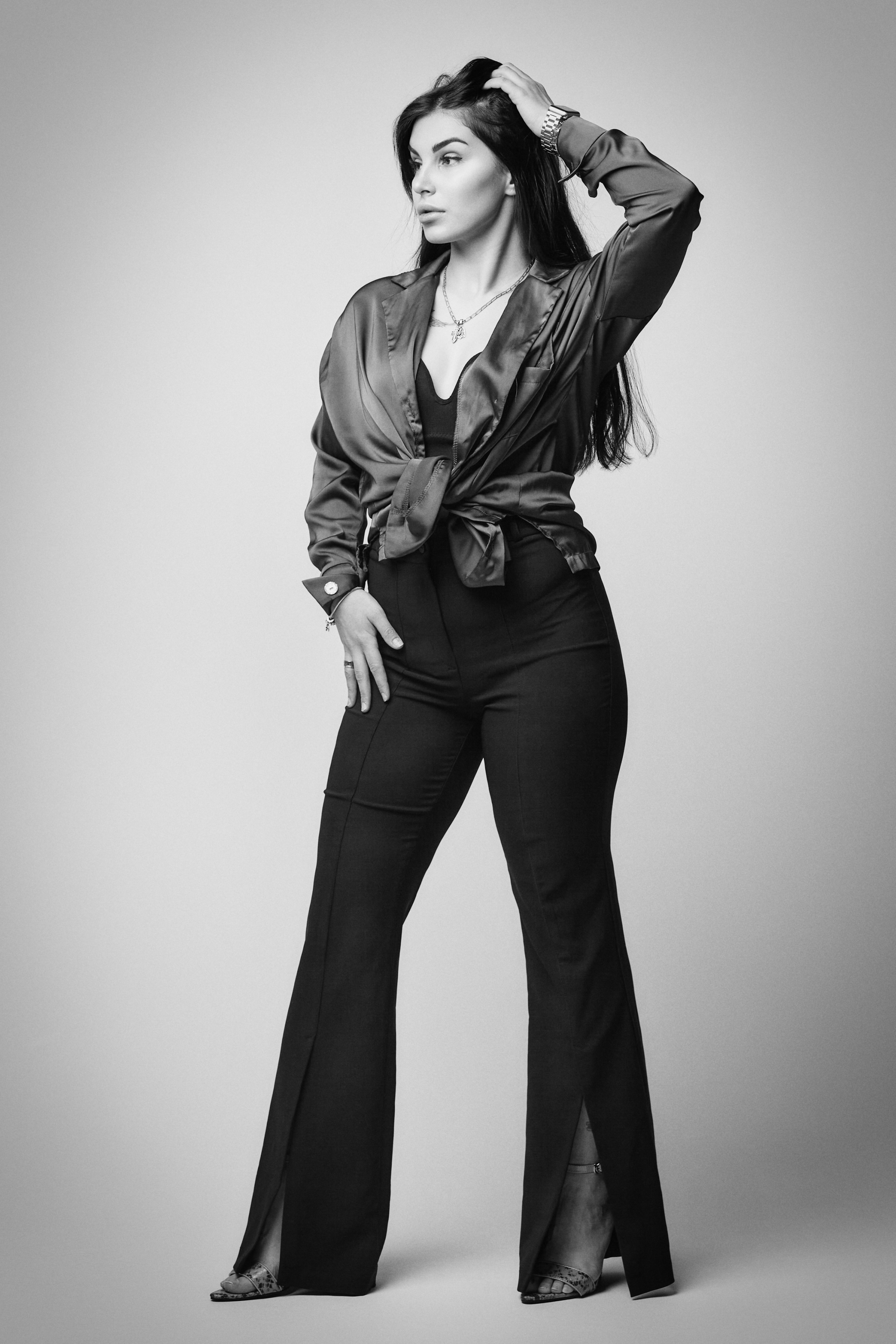 Карина в костюме на светлом фоне студии