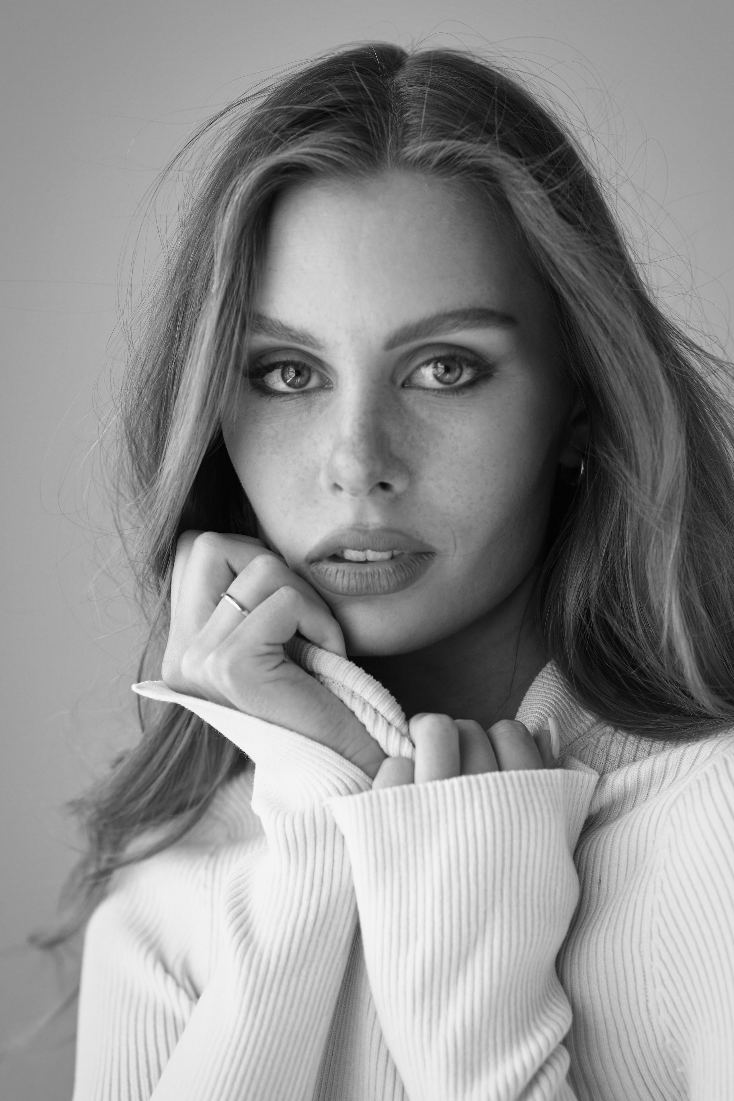 Фотосессия в студии с темноволосой девушкой в очках на светлом фоне - сияющая улыбка и светлое настроение в каждом кадре.