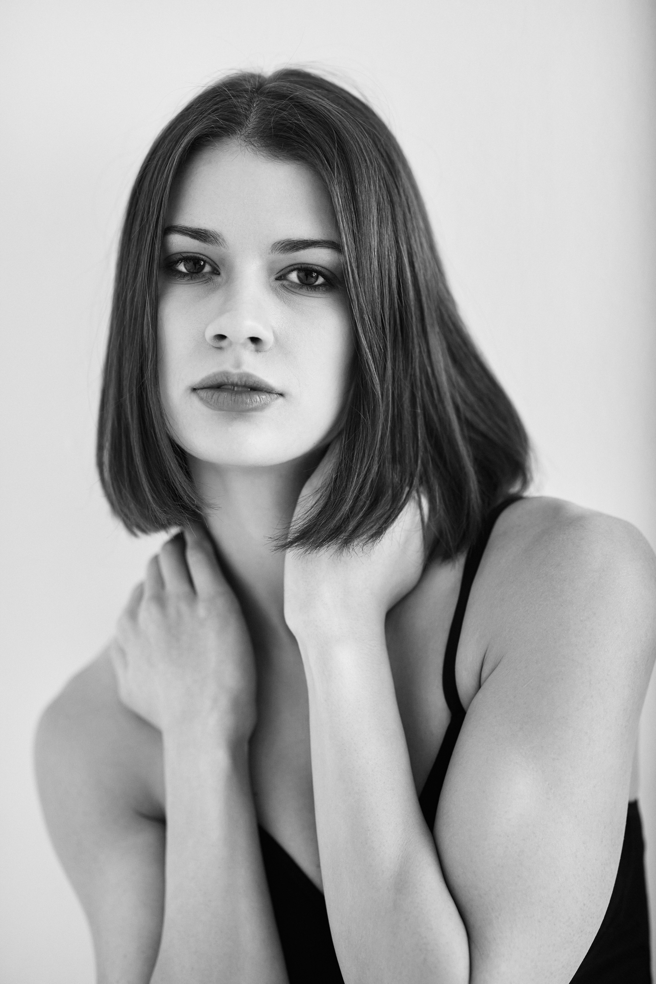 Фото темноволосой красавицы Софьи Мисс Тула — 2020 на светлом фоне в черной рубашке