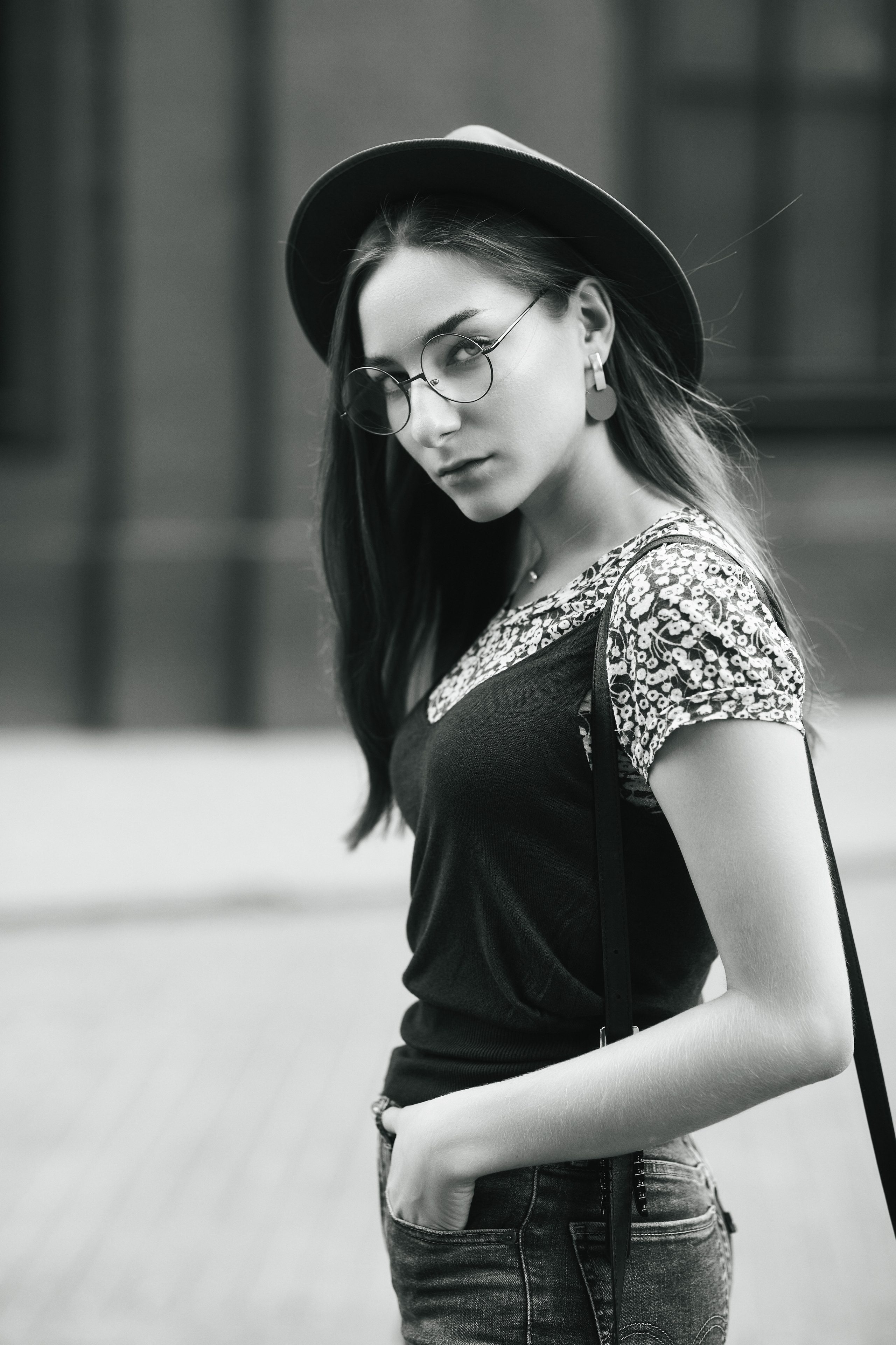 Любовь, модель с темными волосами на улице в городе в платье или в джинсах