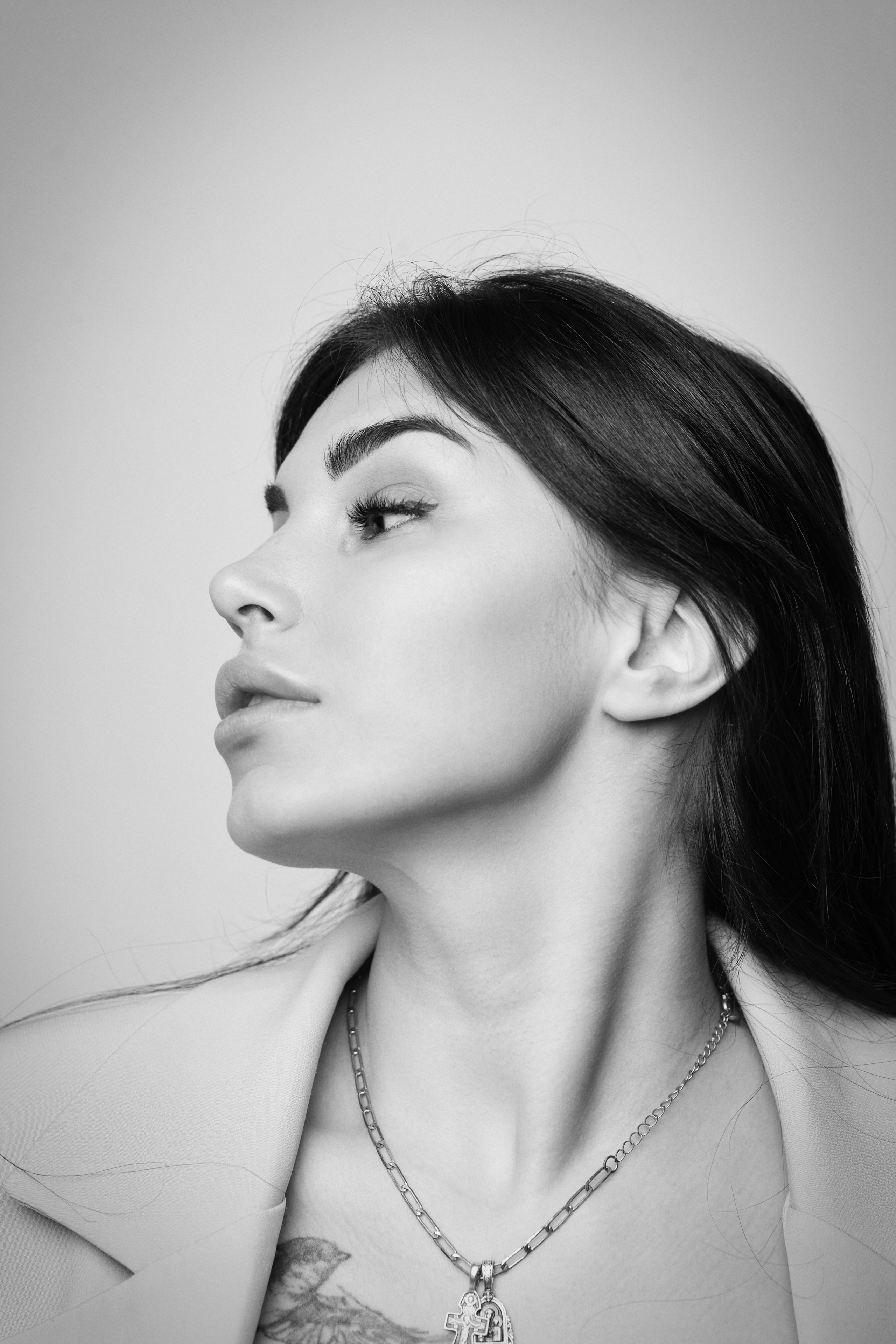 Карина в платье на светлом фоне: нежная и романтичная, смотрится великолепно