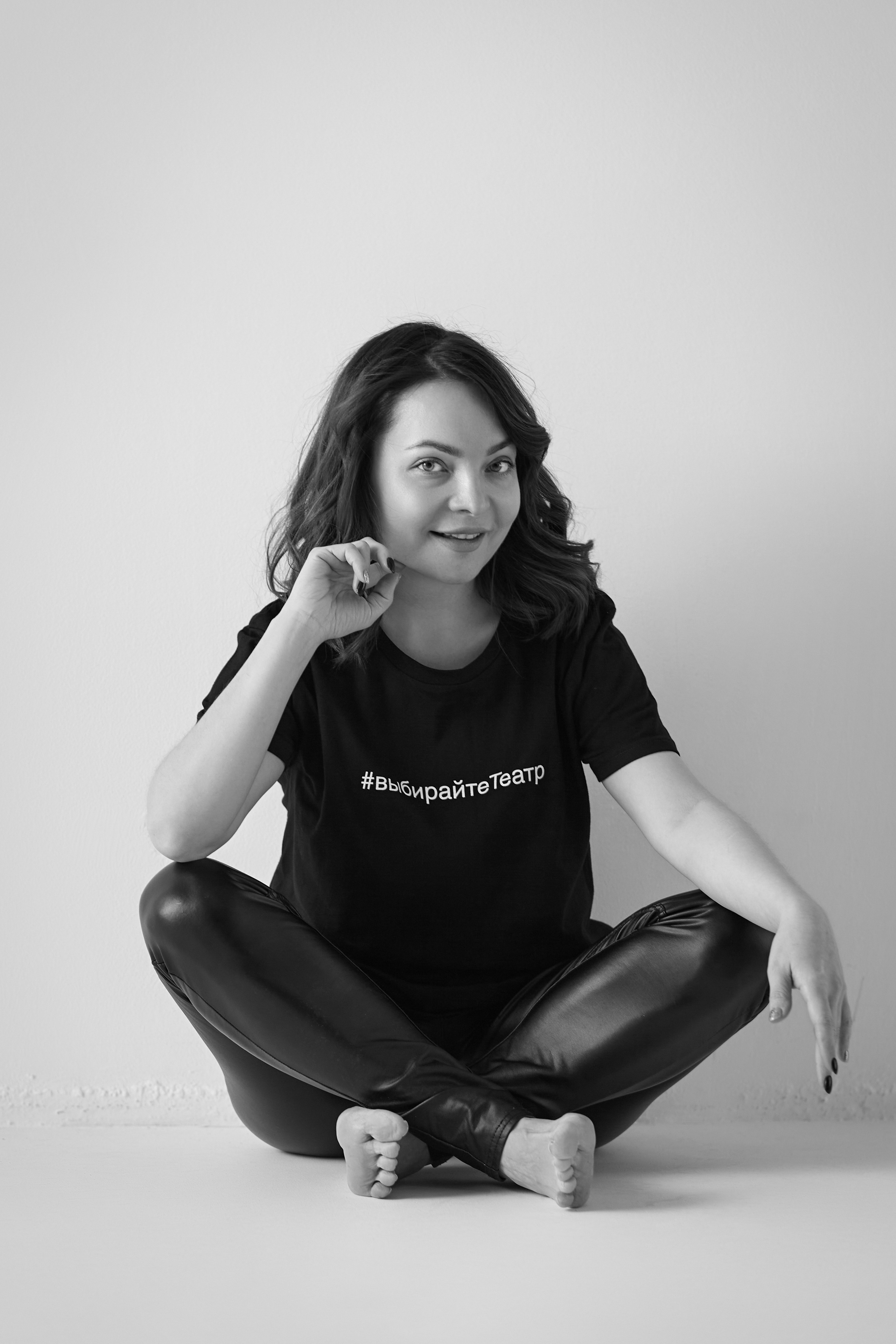 Модель Татьяна с темными волосами на светлом фоне в разных нарядах.