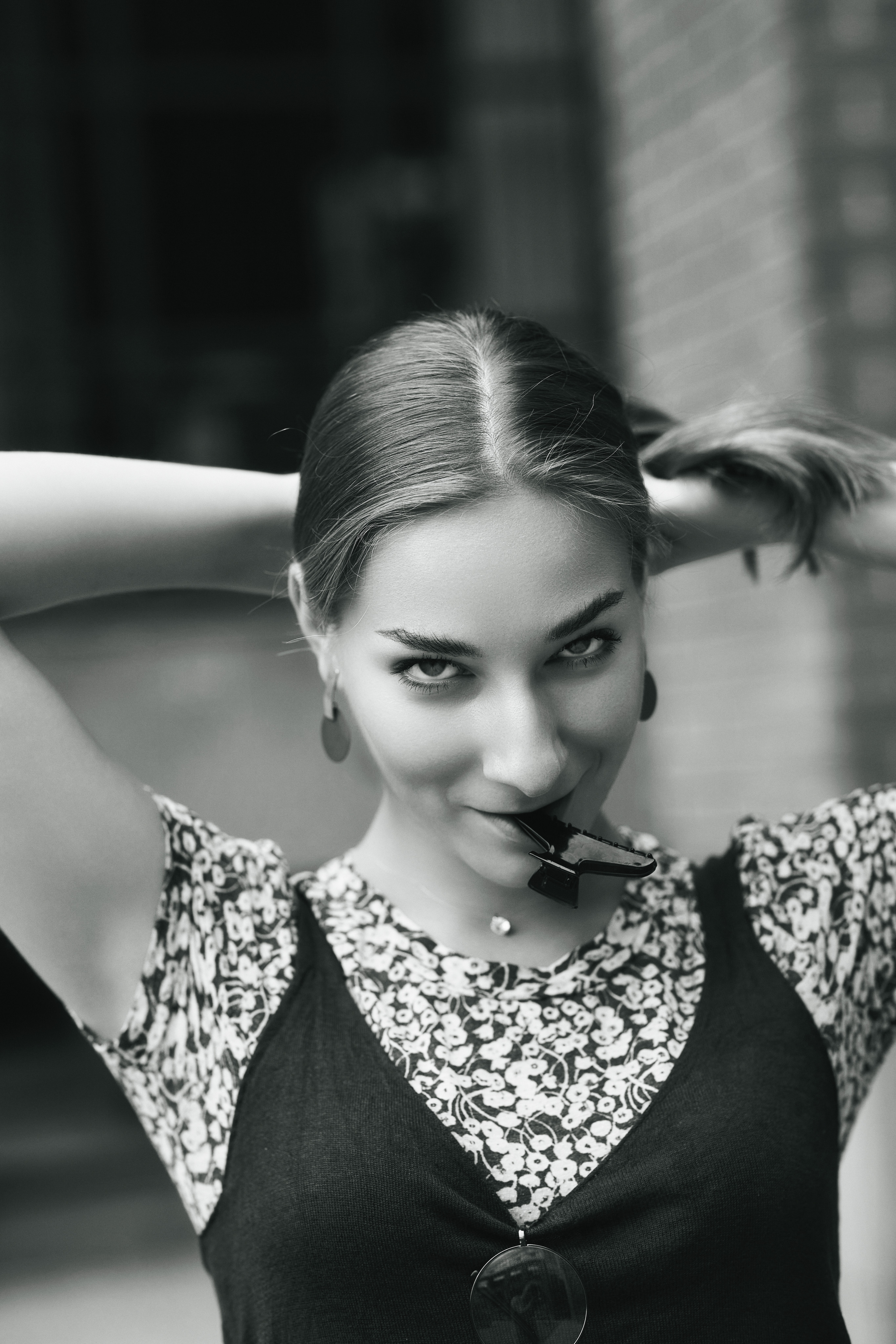 Любовь - модель с длинными волосами, позирующая на улице в городской среде в элегантном платье или практичных джинсах.