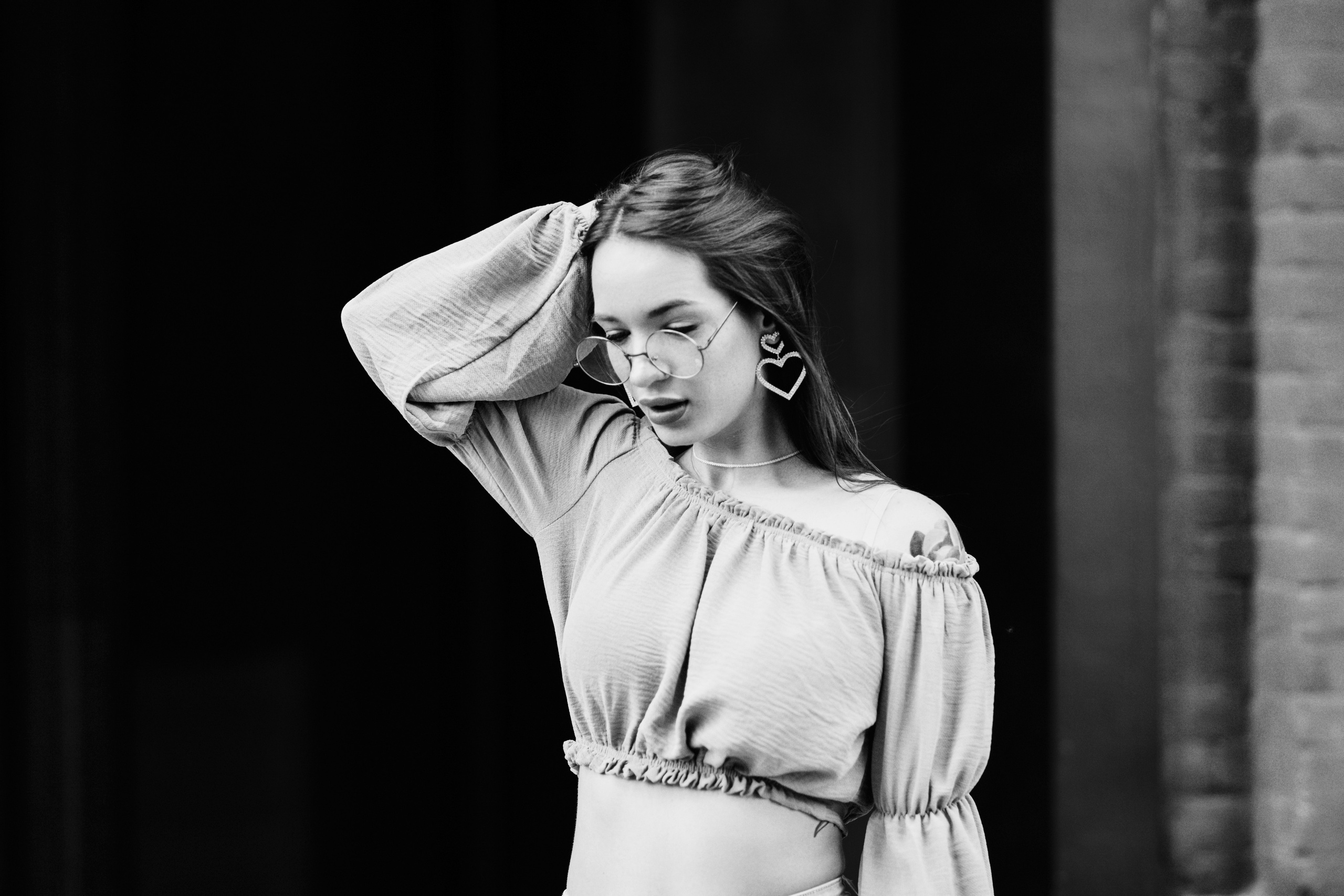 Фотография Маши на фоне городского пейзажа в платье или джинсах.