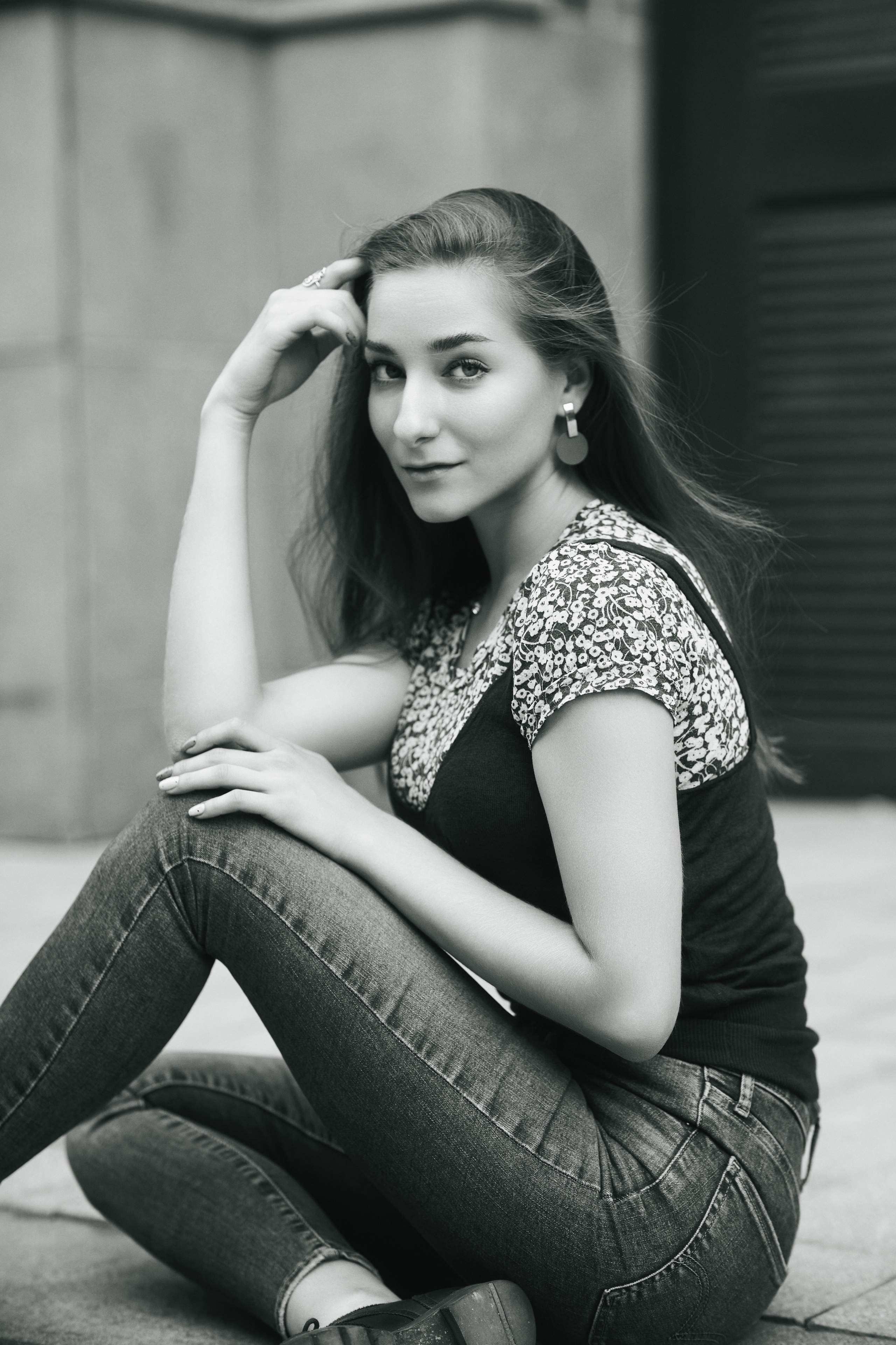 Стильная темноволосая модель Любовь на улице в городе в платье или джинсах