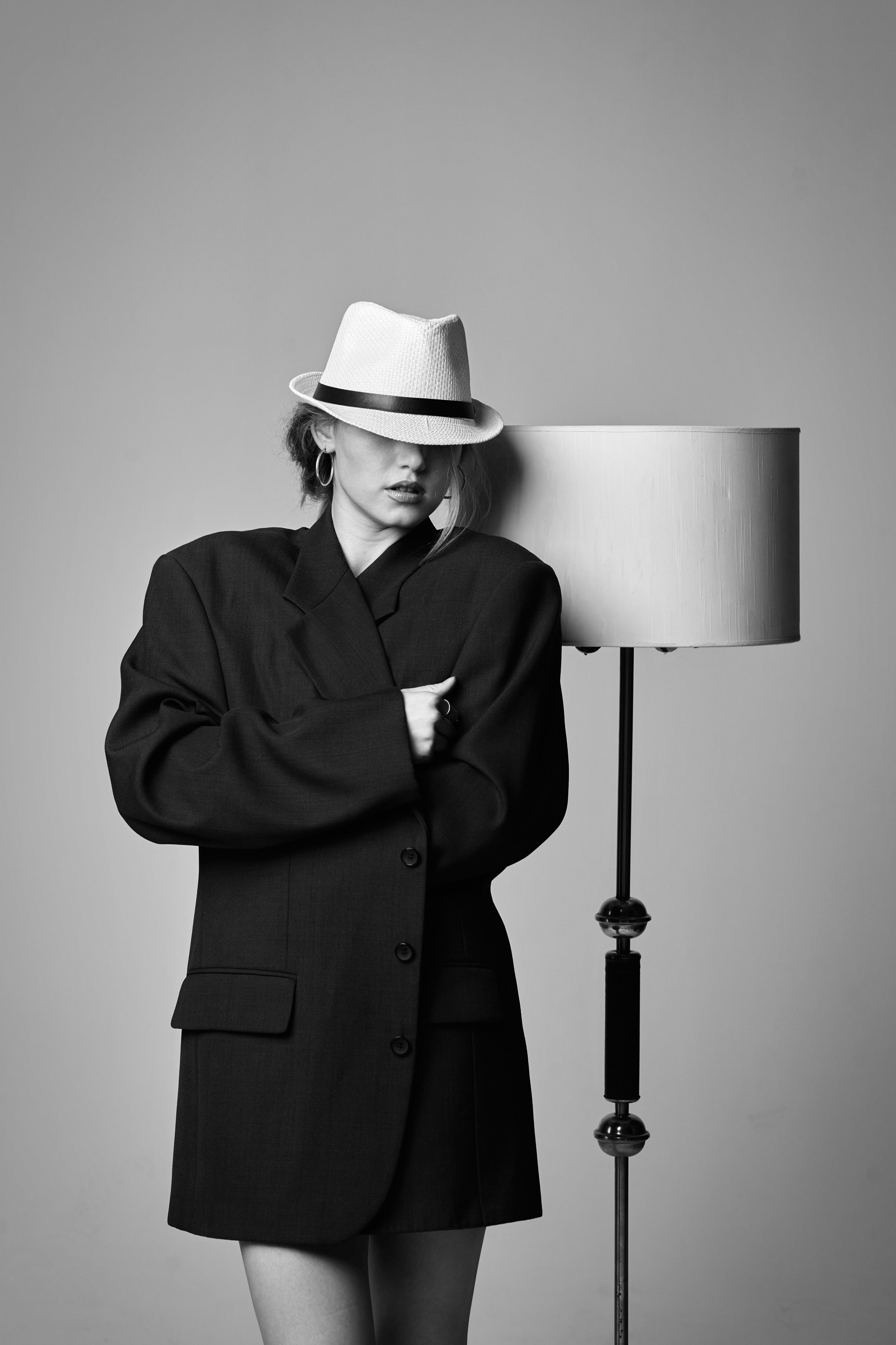 Светловолосая модель Алиса в студии на светлом фоне в ярком платье с открытой спиной.