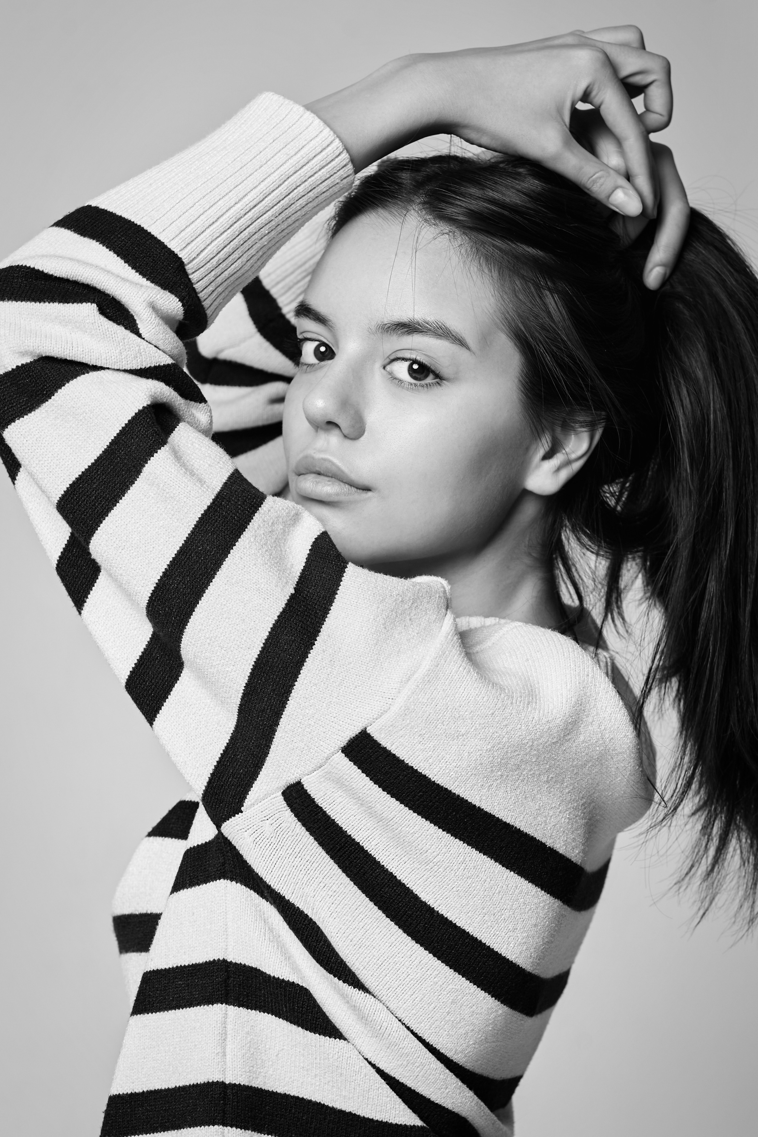 Модель Амина в светлом платье на светлом фоне на профессиональной съемке