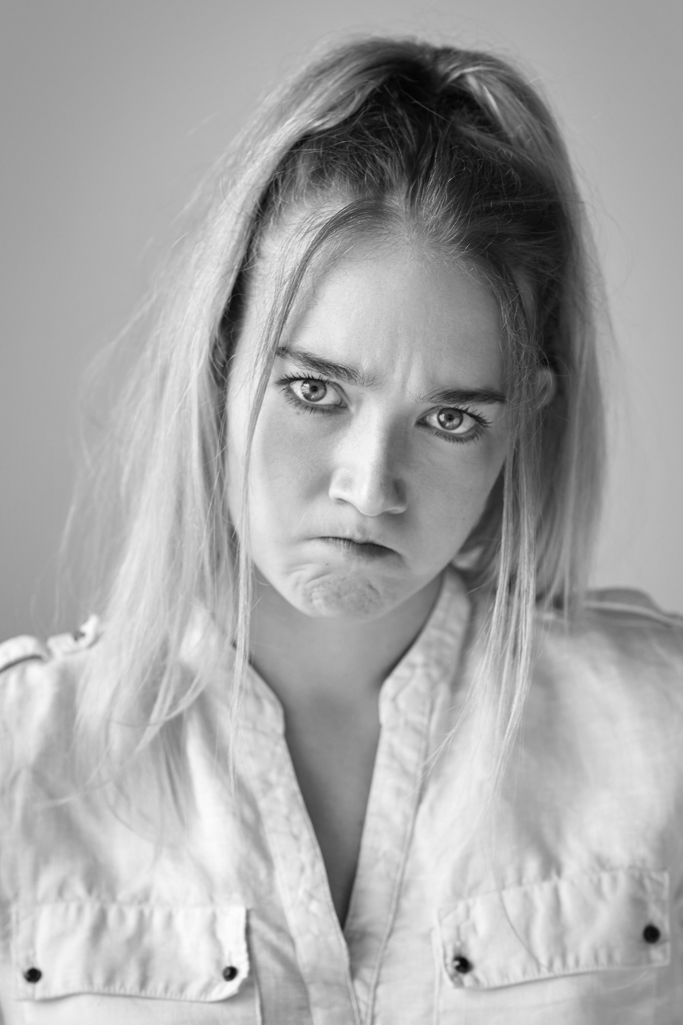 Алиса, модель с харизмой и стилем, в черной рубашке на светлом фоне студии.