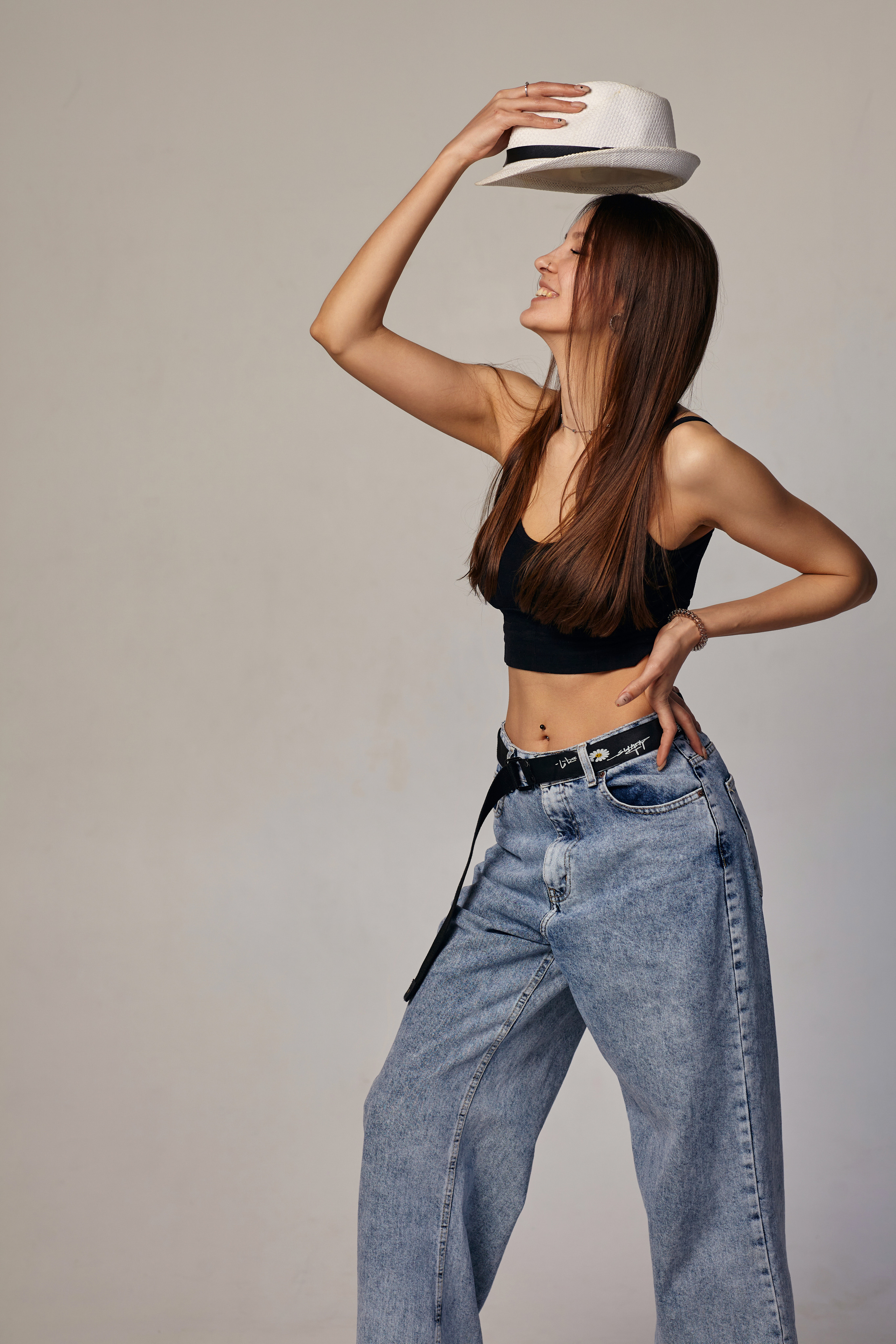 Темноволосая модель на светлом фоне в фотостудии