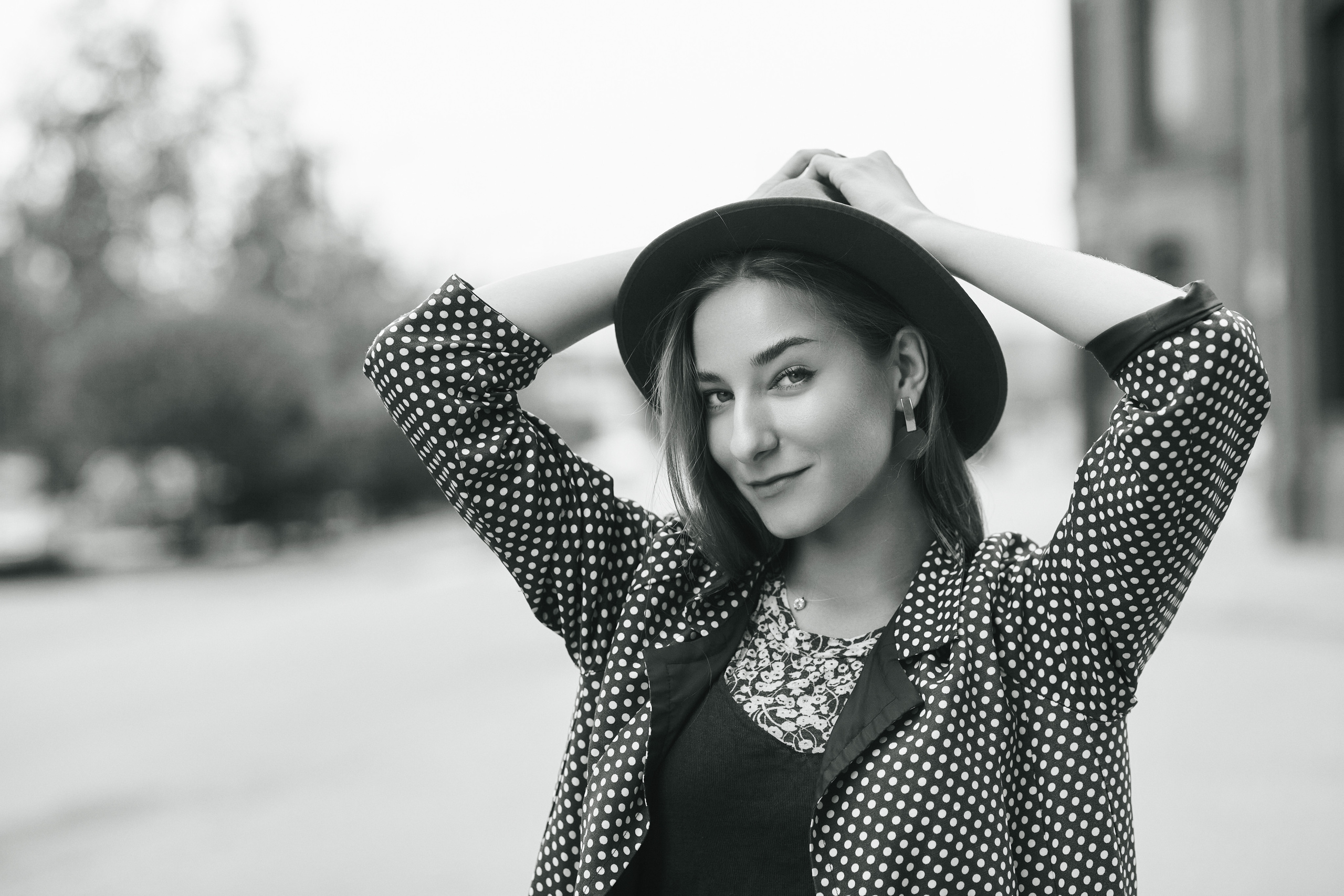 Фотосъемка темноволосой модели Любви на улице в городе в сексуальном платье или джинсах