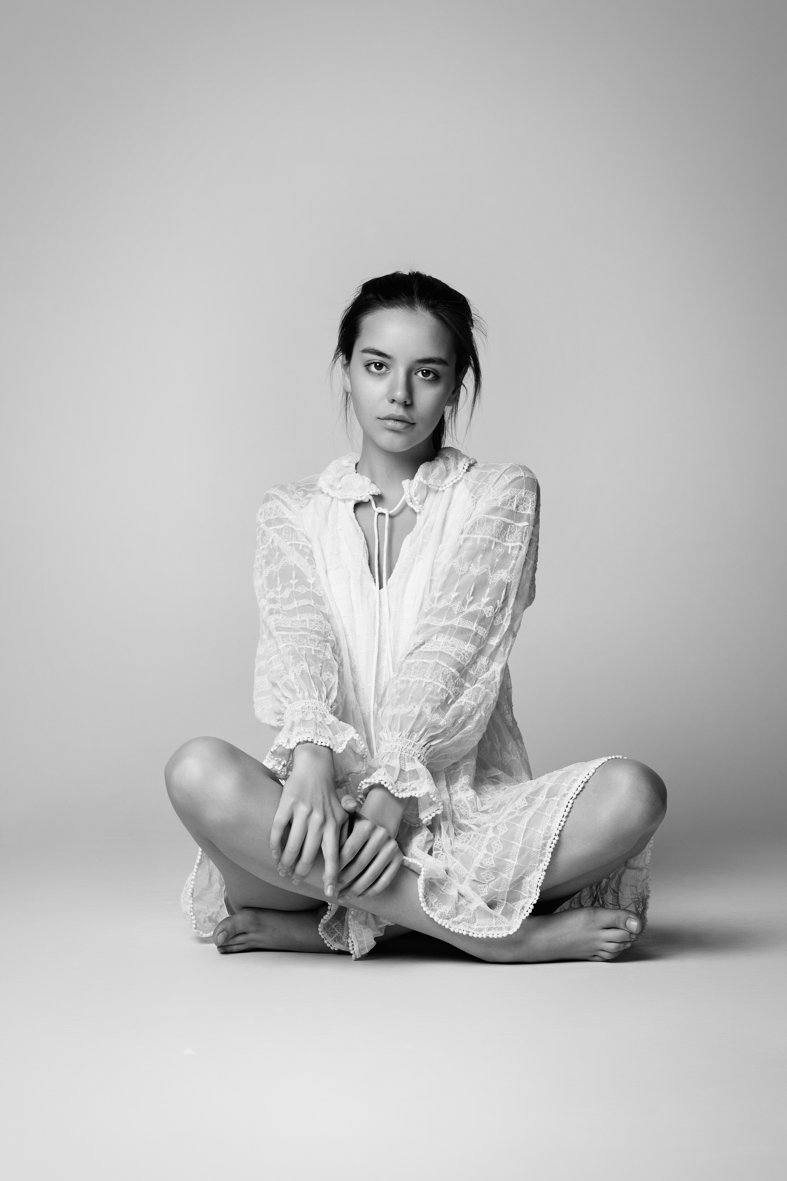 В топике на светлом фоне темноволосая модель Амина выглядит свежо и ярко.