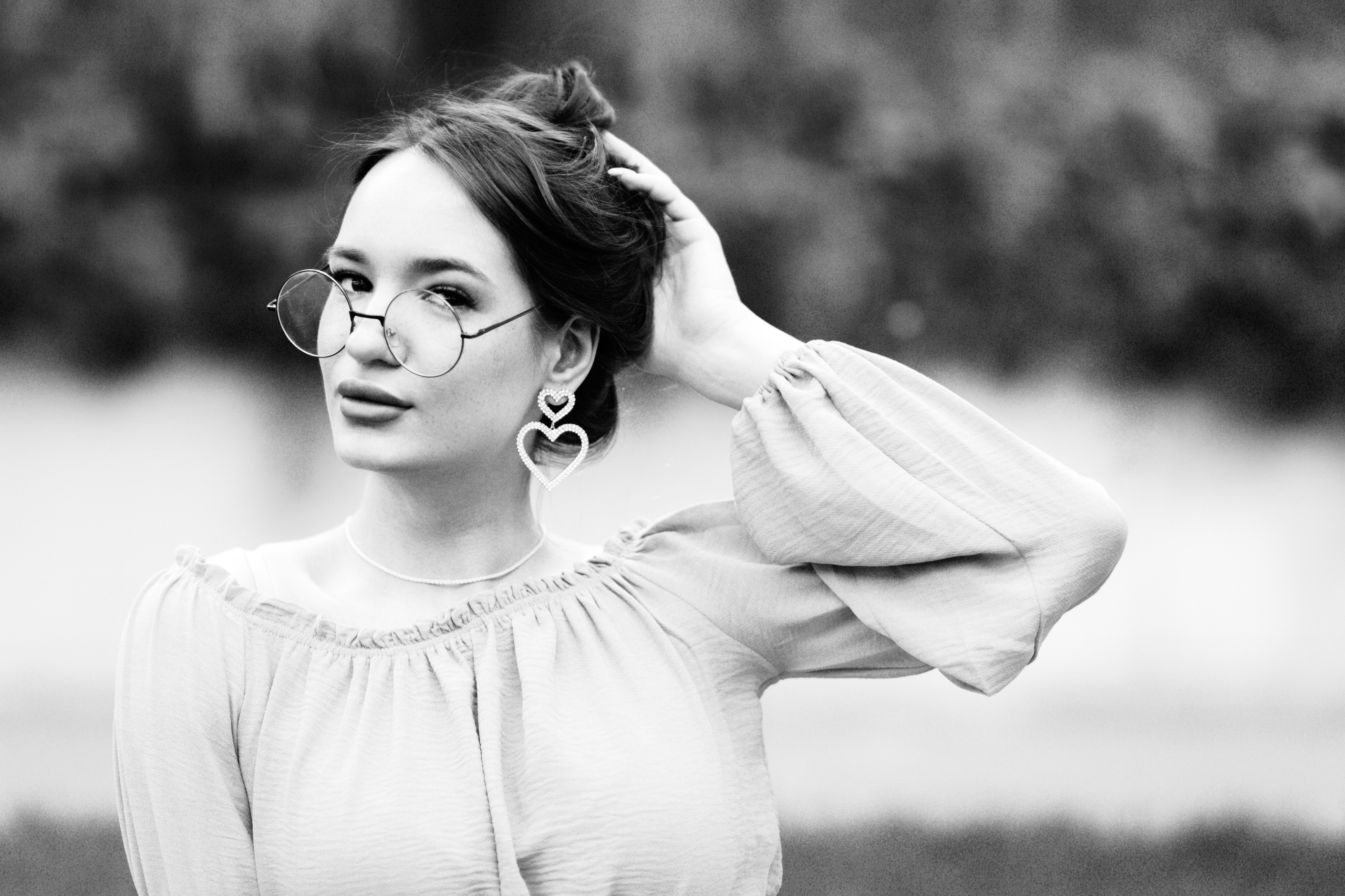 Красивая темноволосая модель Маша на улице в центре Москвы в джинсах или в платье.