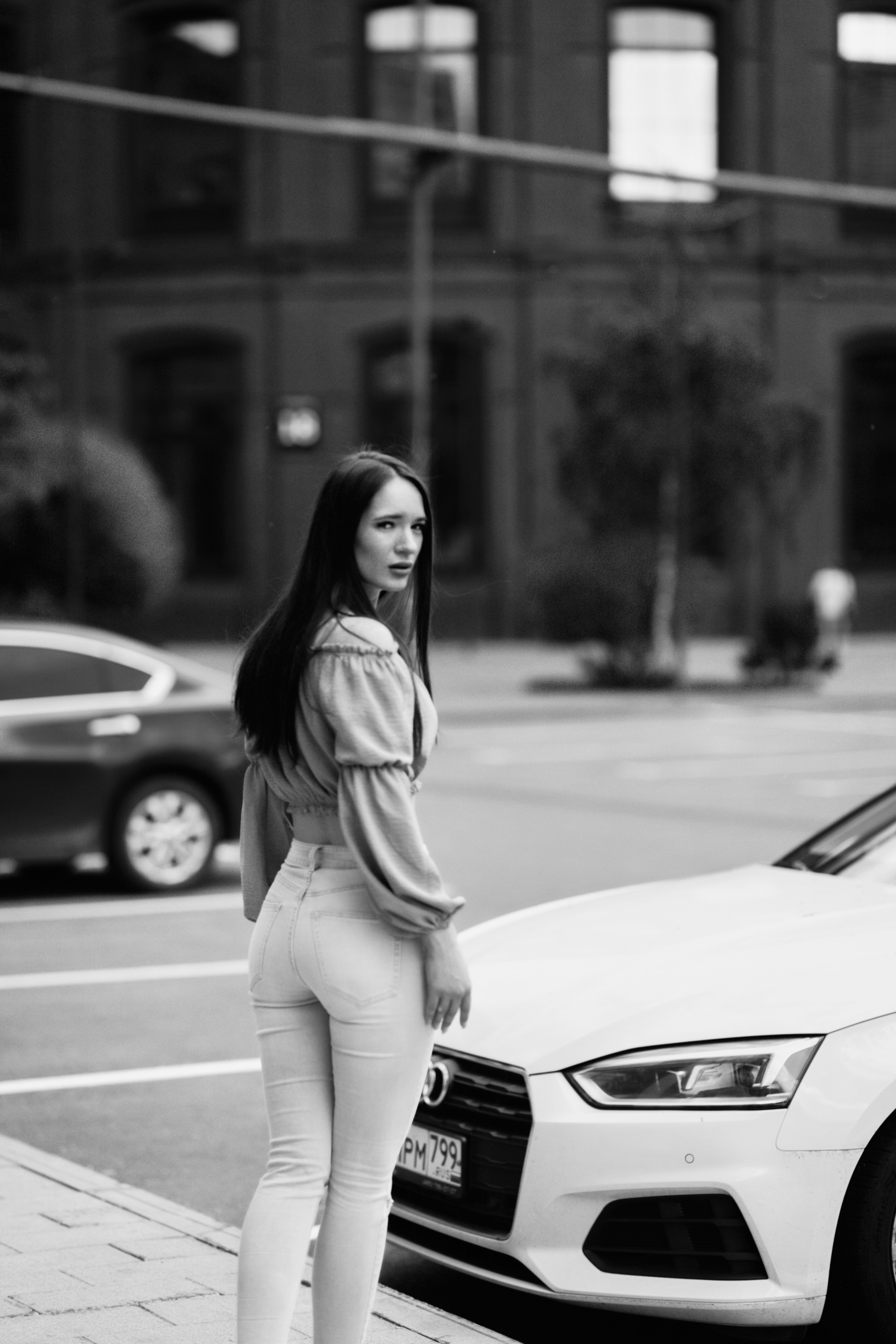 Темноволосая модель Маша на улице города Москвы в ярком наряде.