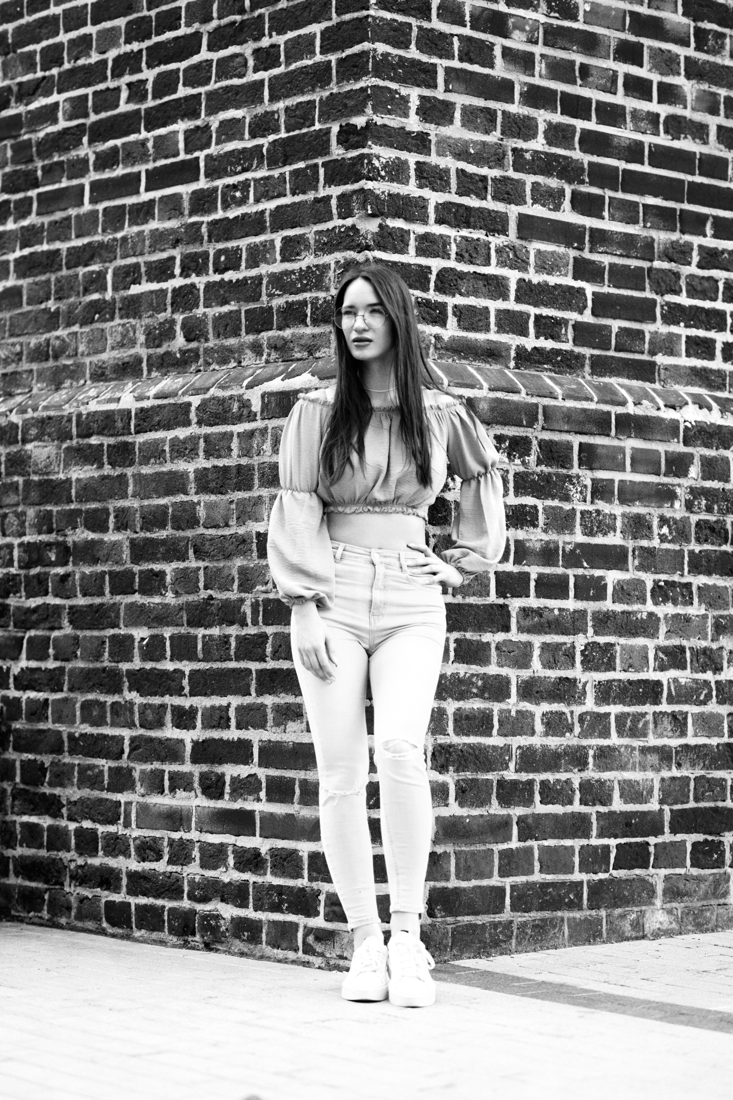 Фото модели Маши на улице Москвы в платье или джинсах на выбор.