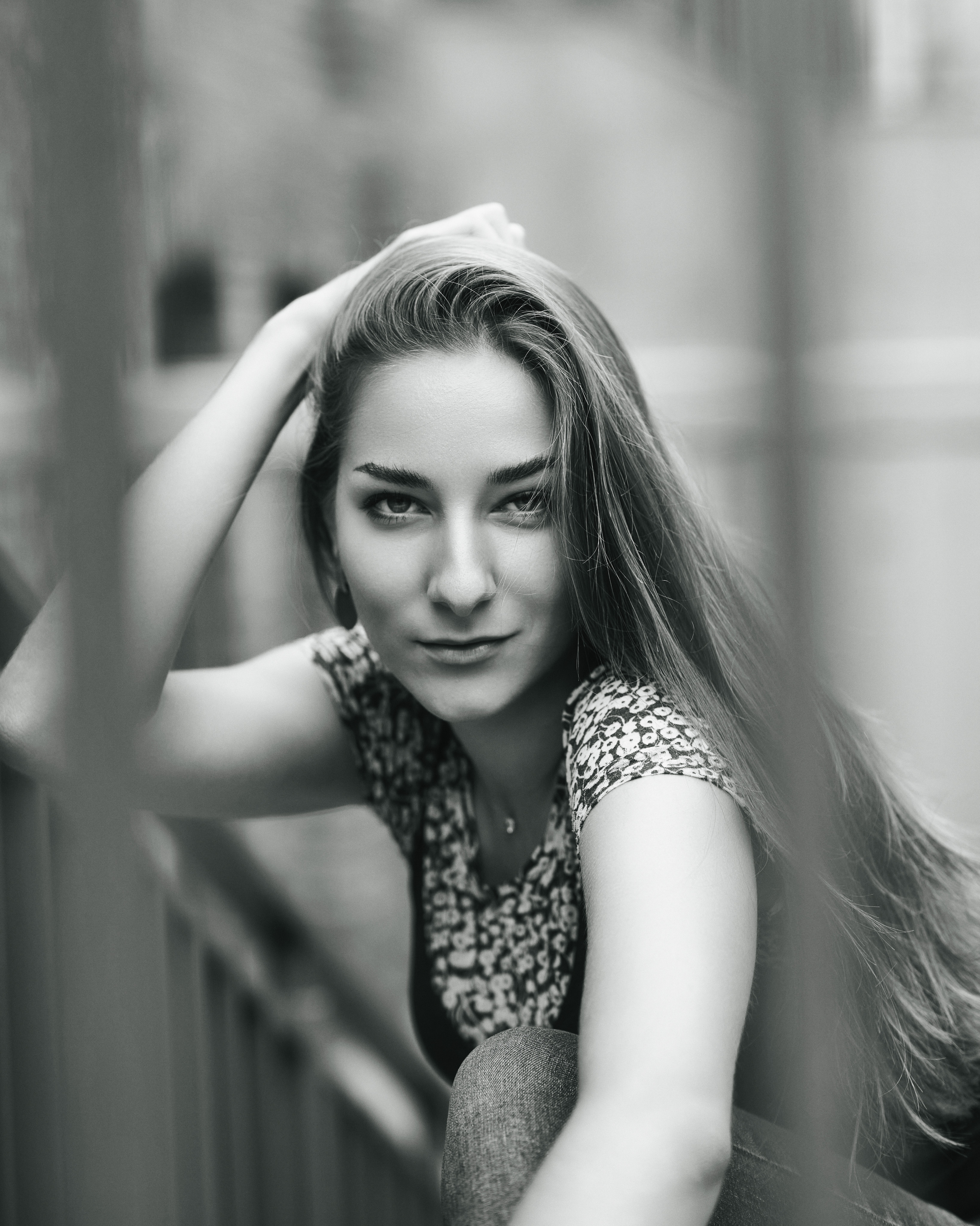 Темноволосая модель Любовь на улице в городе в платье или джинсах - выберите свой стиль.