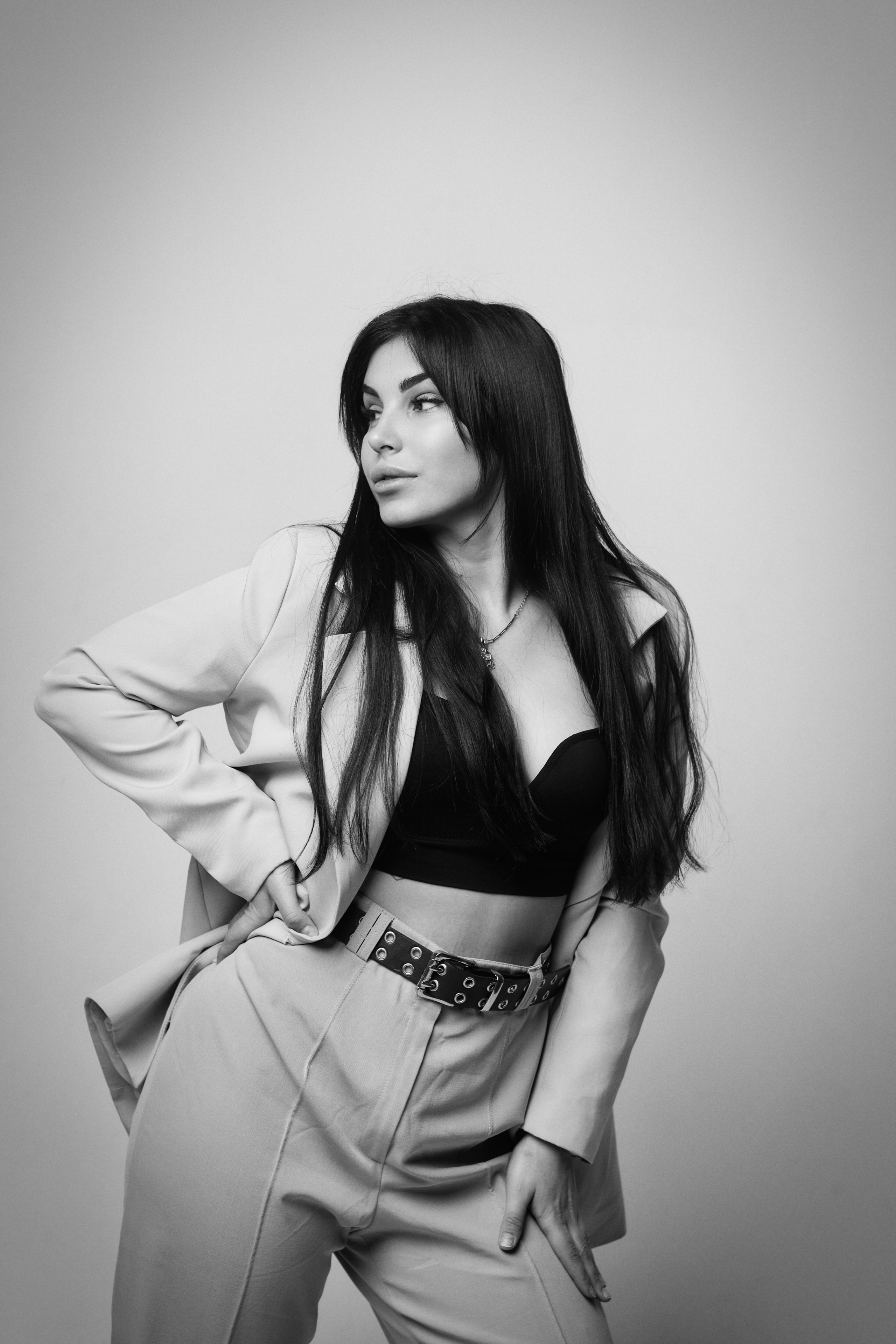 Модель Карина в светлом платье на светлом фоне студии