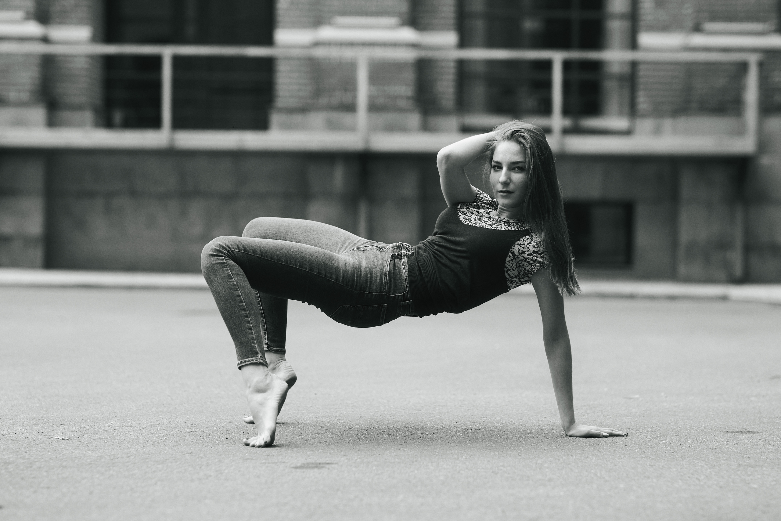 Снимок темноволосой модели Любови на улице в городе в красивом платье или в джинсах