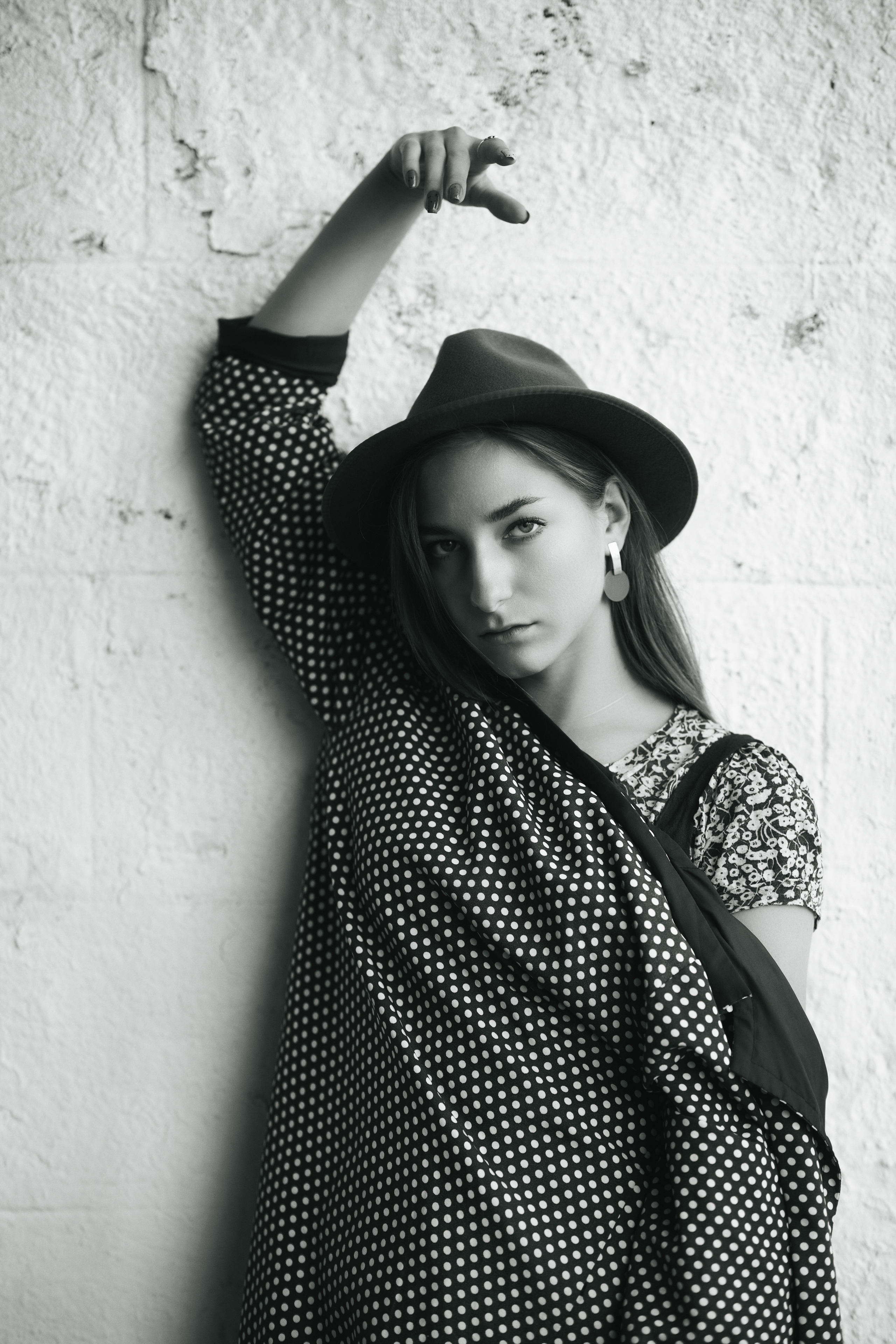 Любовь, модель с темными волосами, позирует на улице города в красивом платье или джинсах