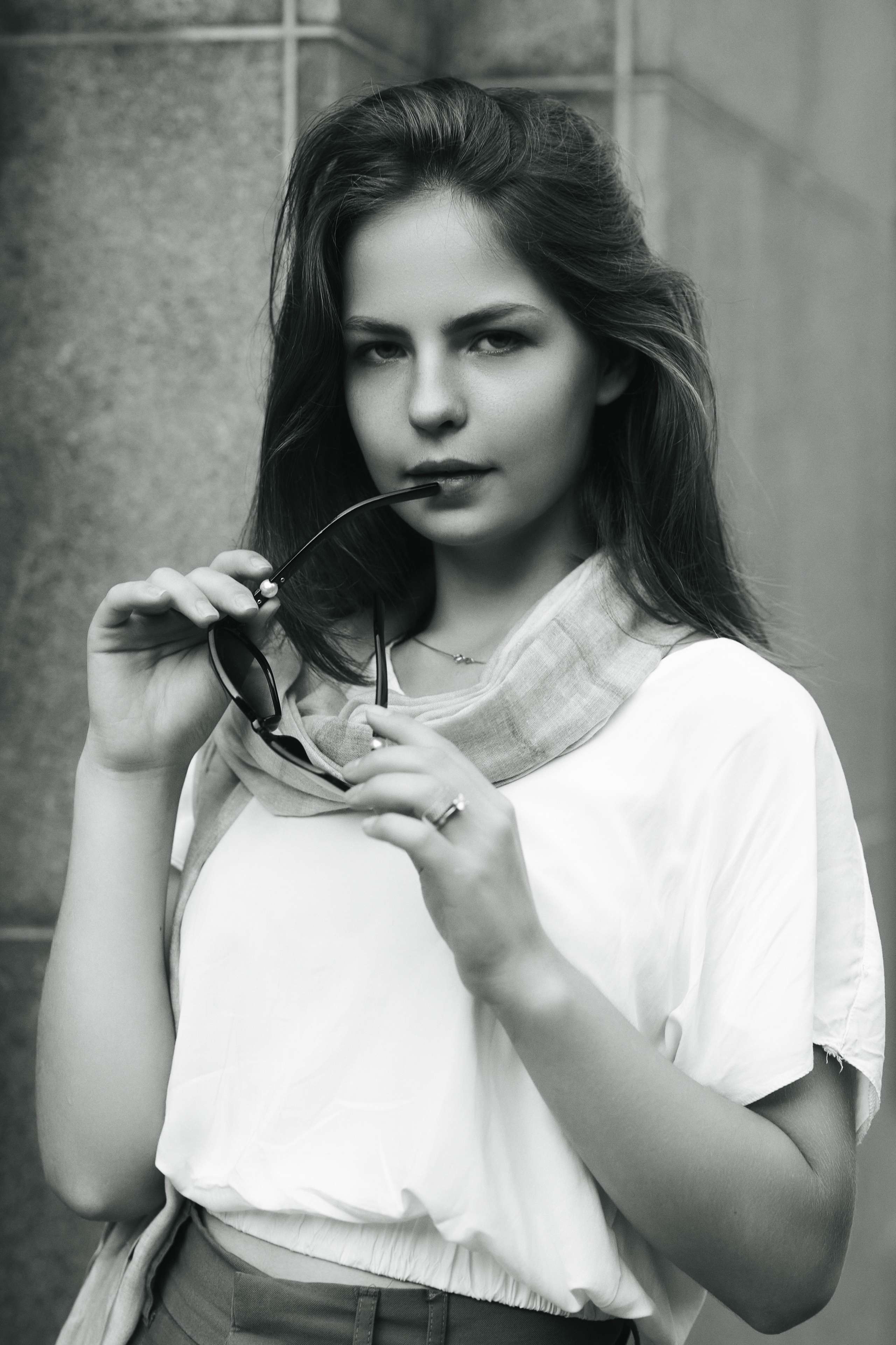 Темноволосая Дарья в широких брюках и светлой кофте на улице Москвы.