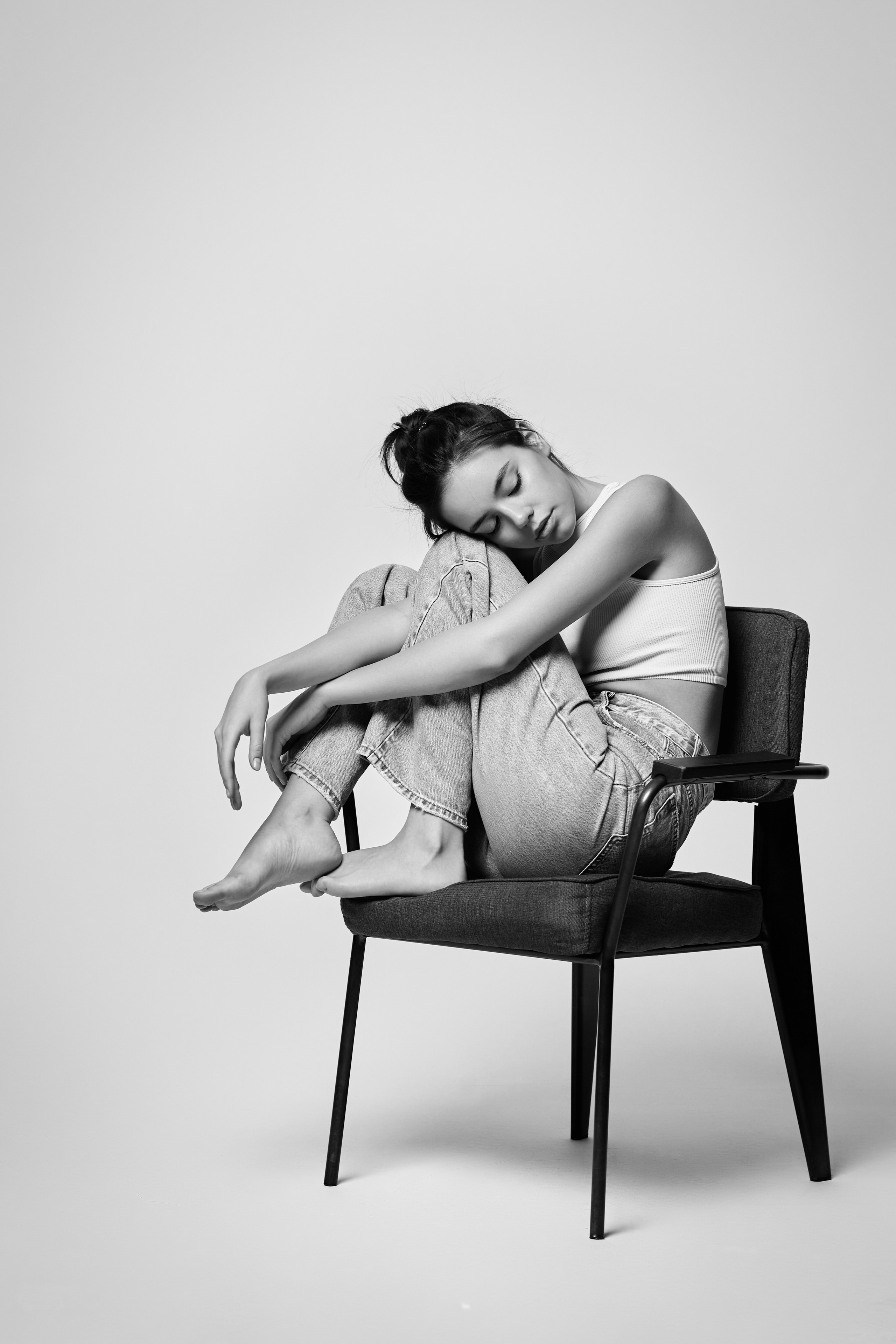 В рубашке на светлом фоне темноволосая модель Амина выглядит стильно и элегантно.