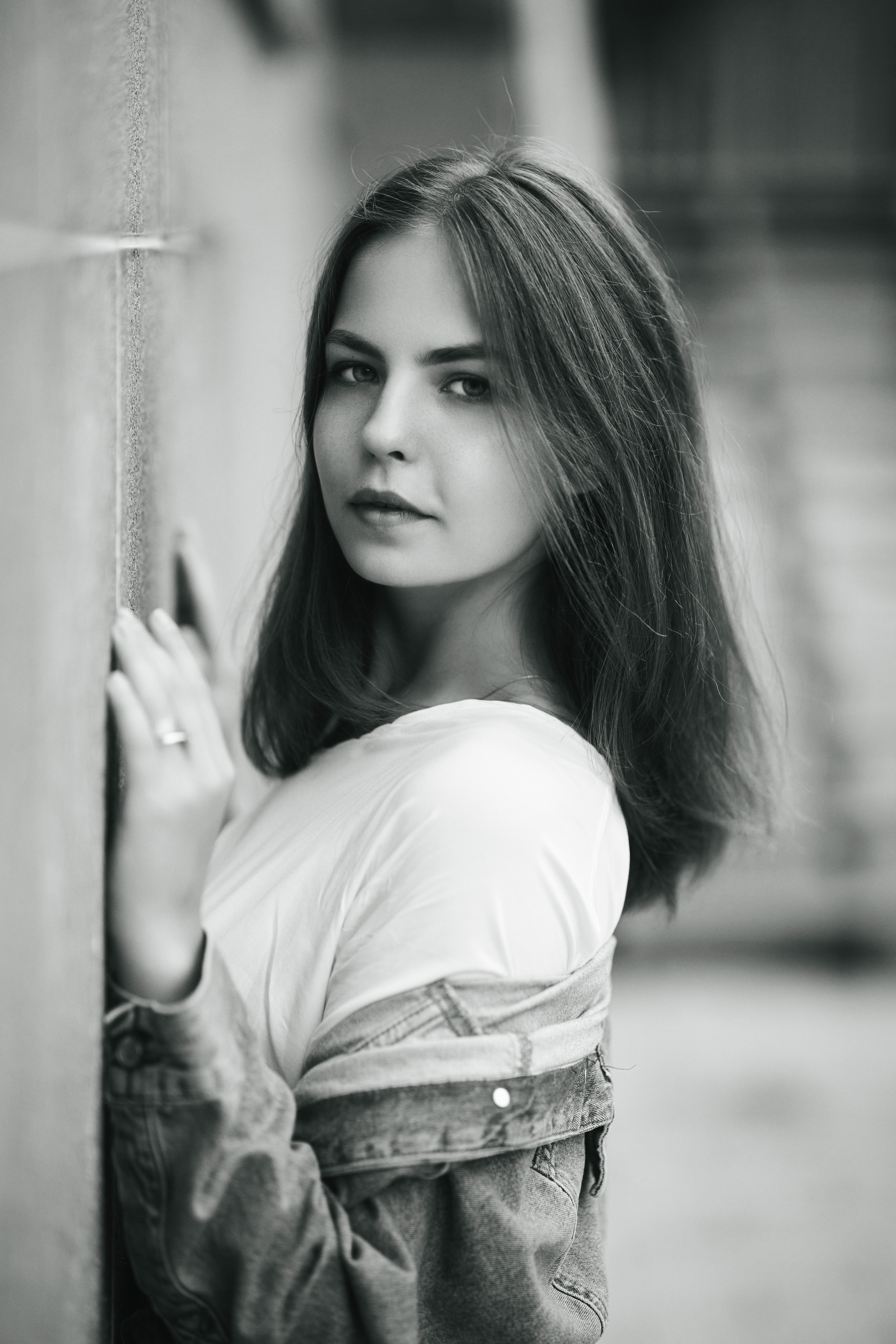 Темноволосая модель Дарья на улице Москвы в светлой кофте и широких брюках.