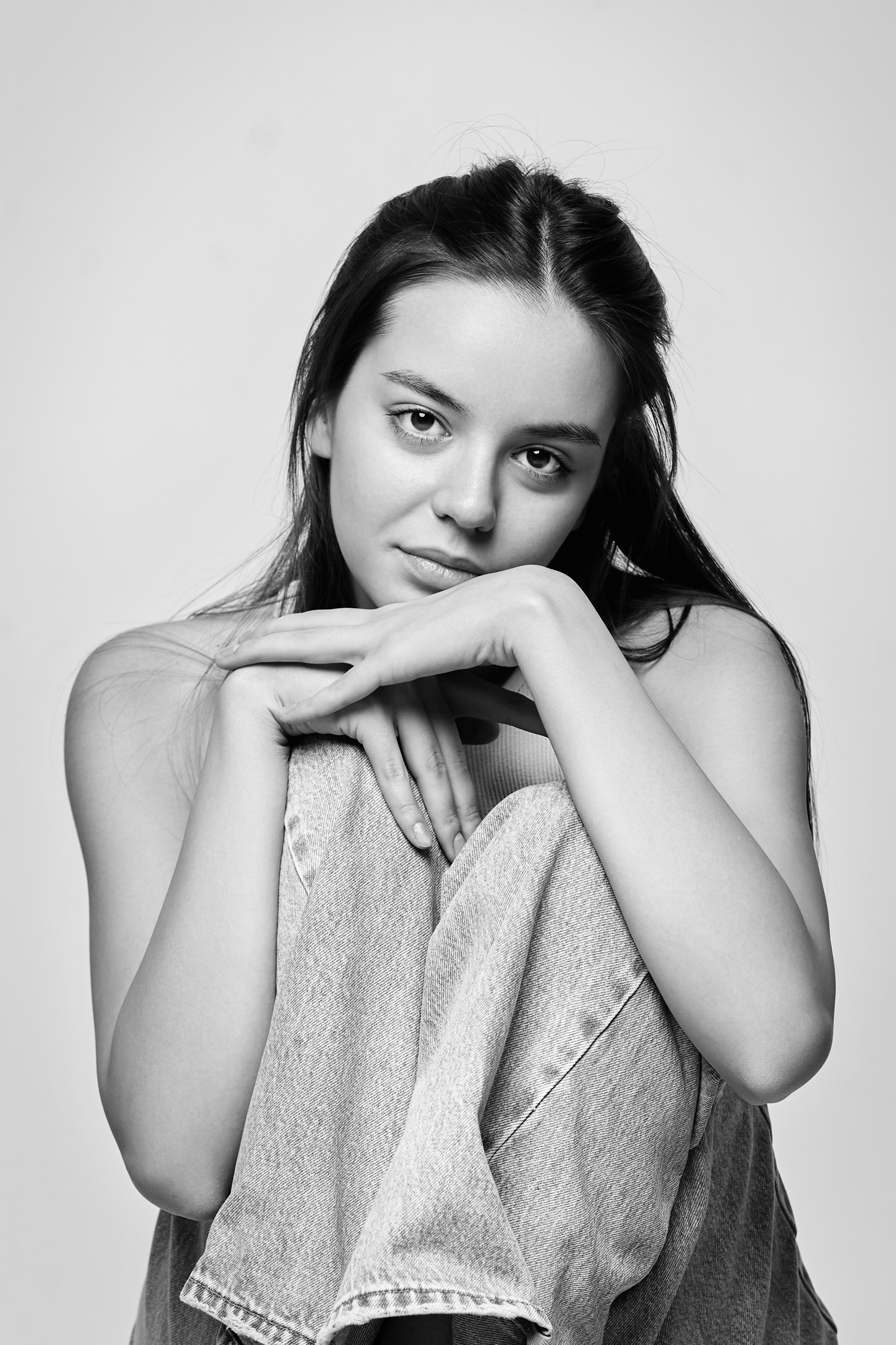 В топике на светлом фоне темноволосая модель Амина выглядит ярко и смело.