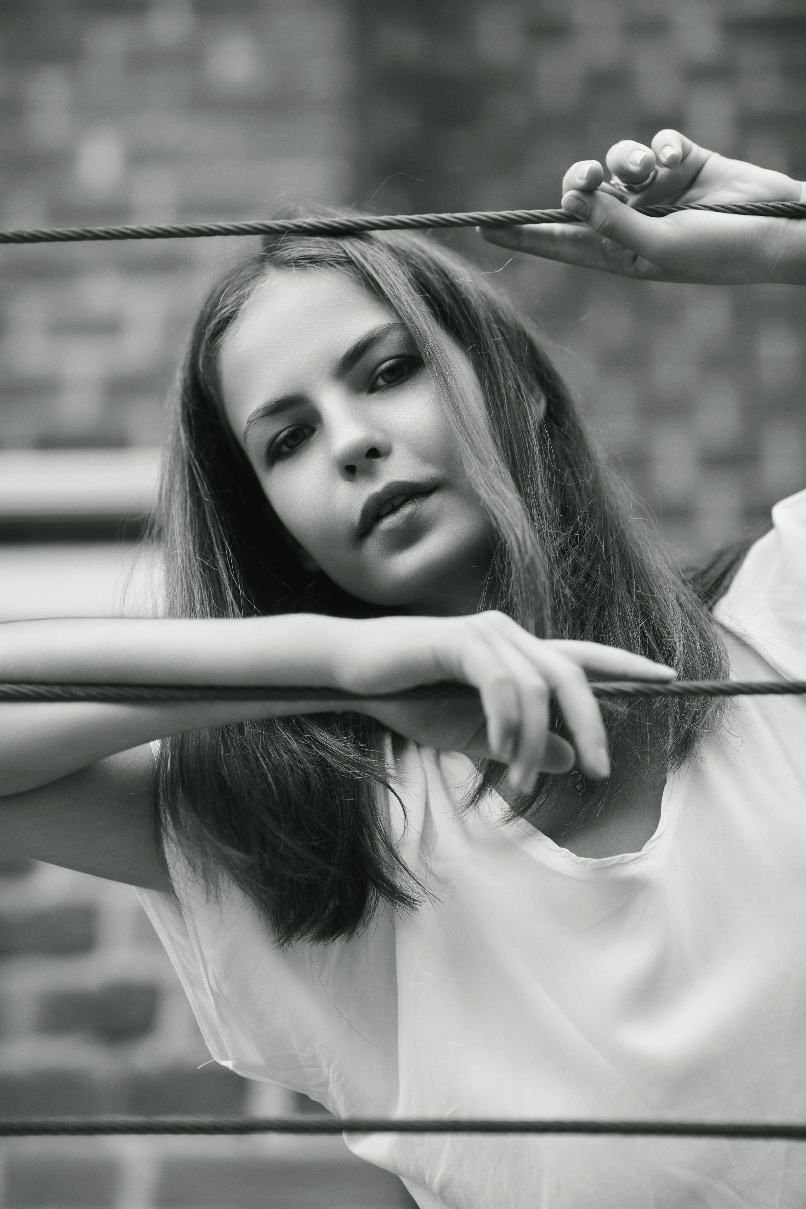 Модель Дарья на улице города Москвы в светлой кофте и широких брюках.