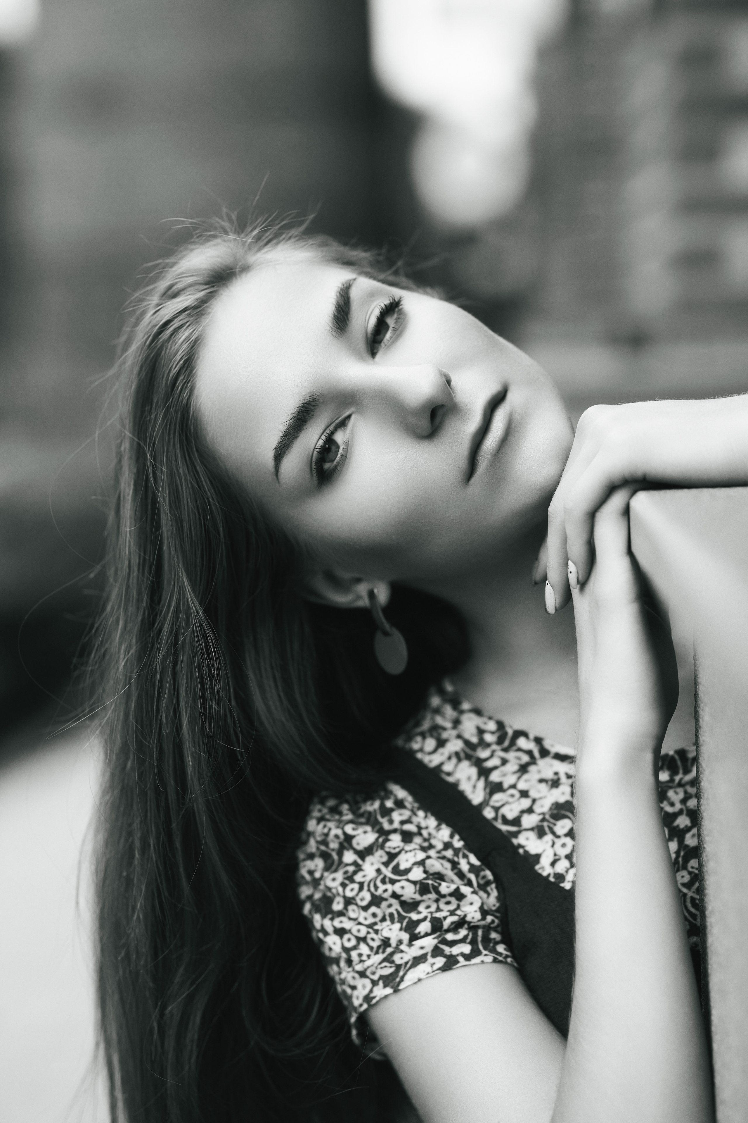 Любовь, темноволосая модель на улице в городе в элегантном платье или удобных джинсах.