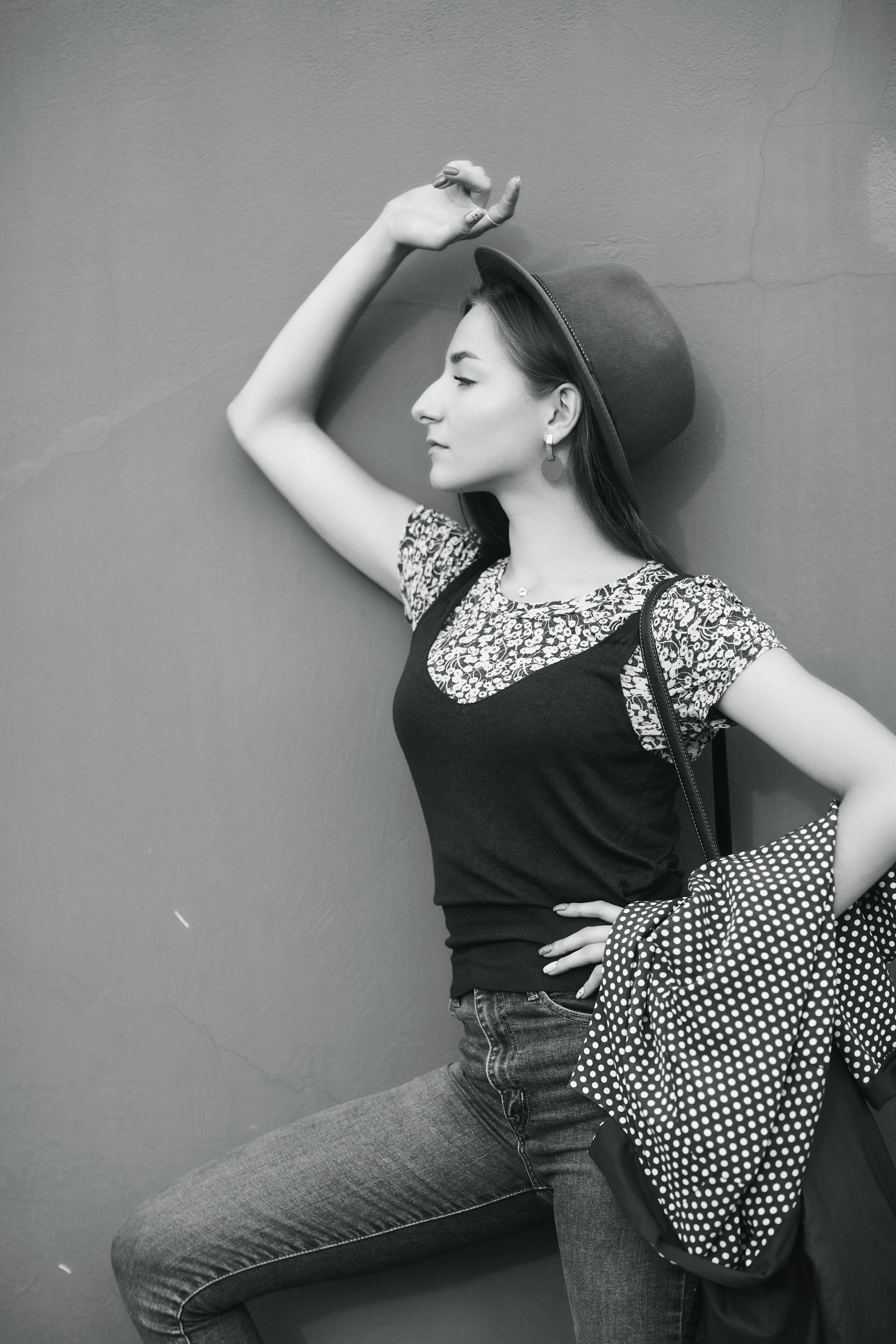 Модель Любовь, красавица с темными волосами, в городе в платье или джинсах - совершенно великолепна в любом наряде.