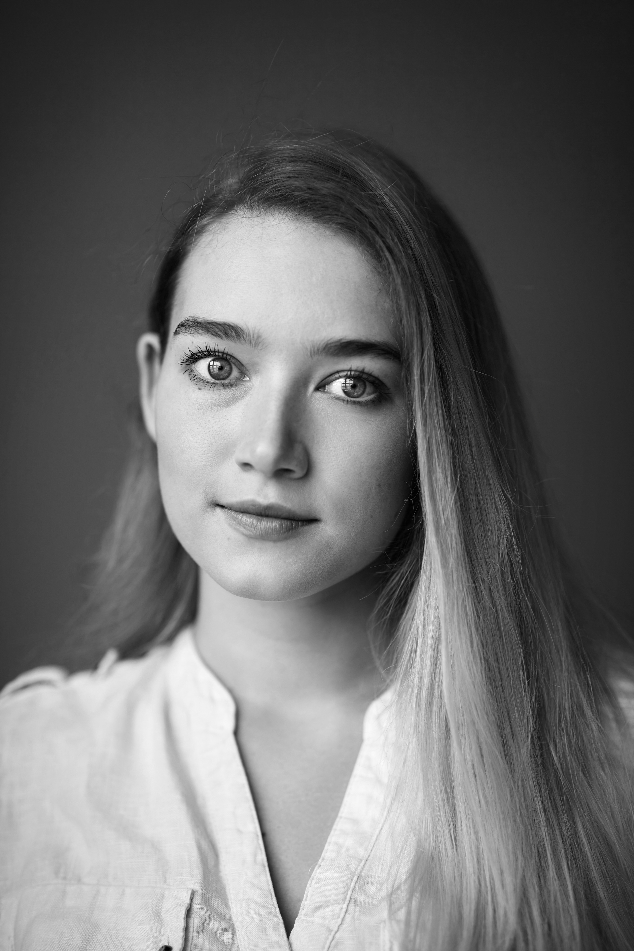 Снимки Алисы в студии на светлом фоне в воздушном платье с пышной юбкой.