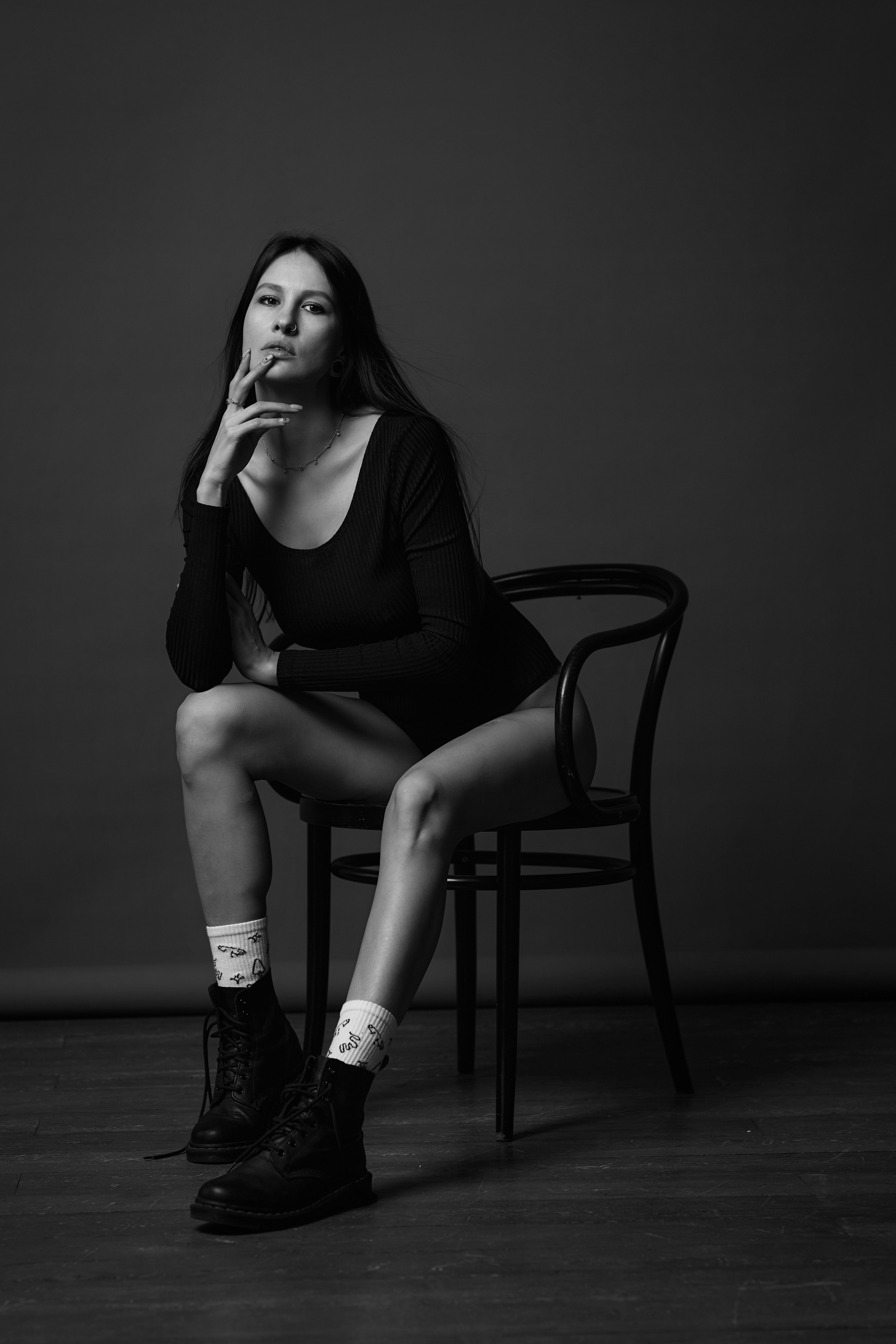 Девушка на циклораме в светлых тонах в студии.