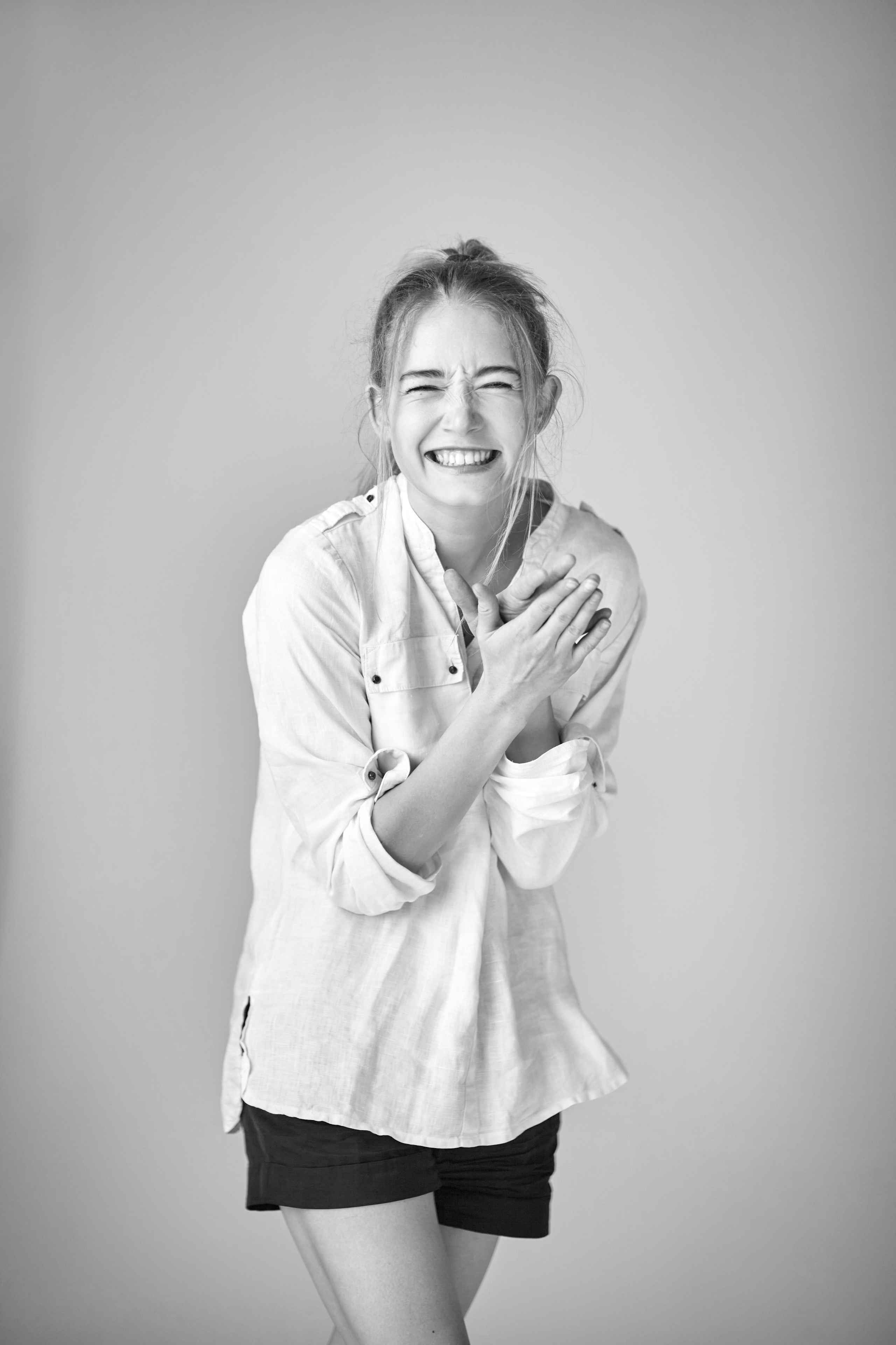 Алиса в светлом наряде на фоне светлой стены студии - прекрасное сочетание.