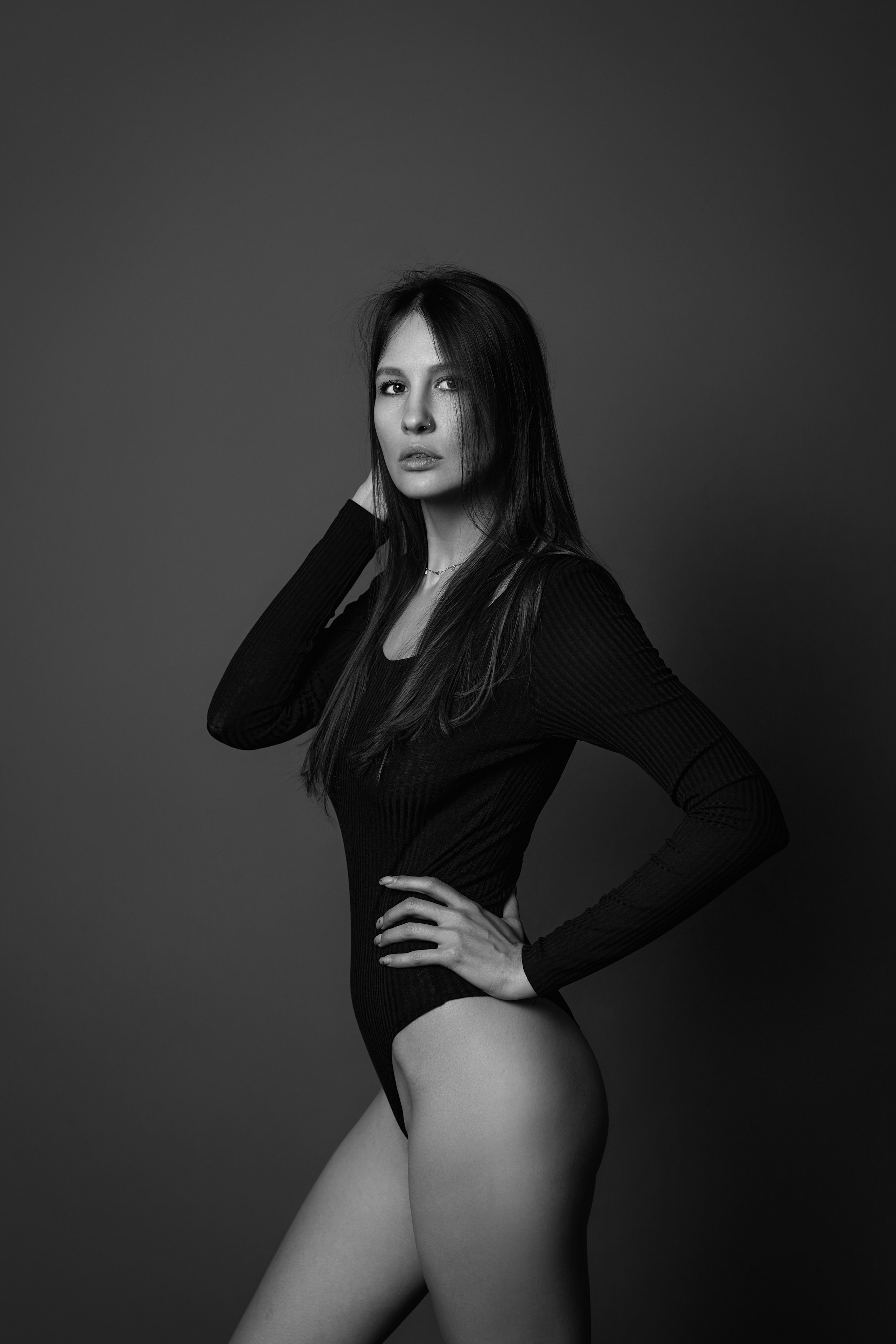 Фото девушки в студии с использованием циклорамы.