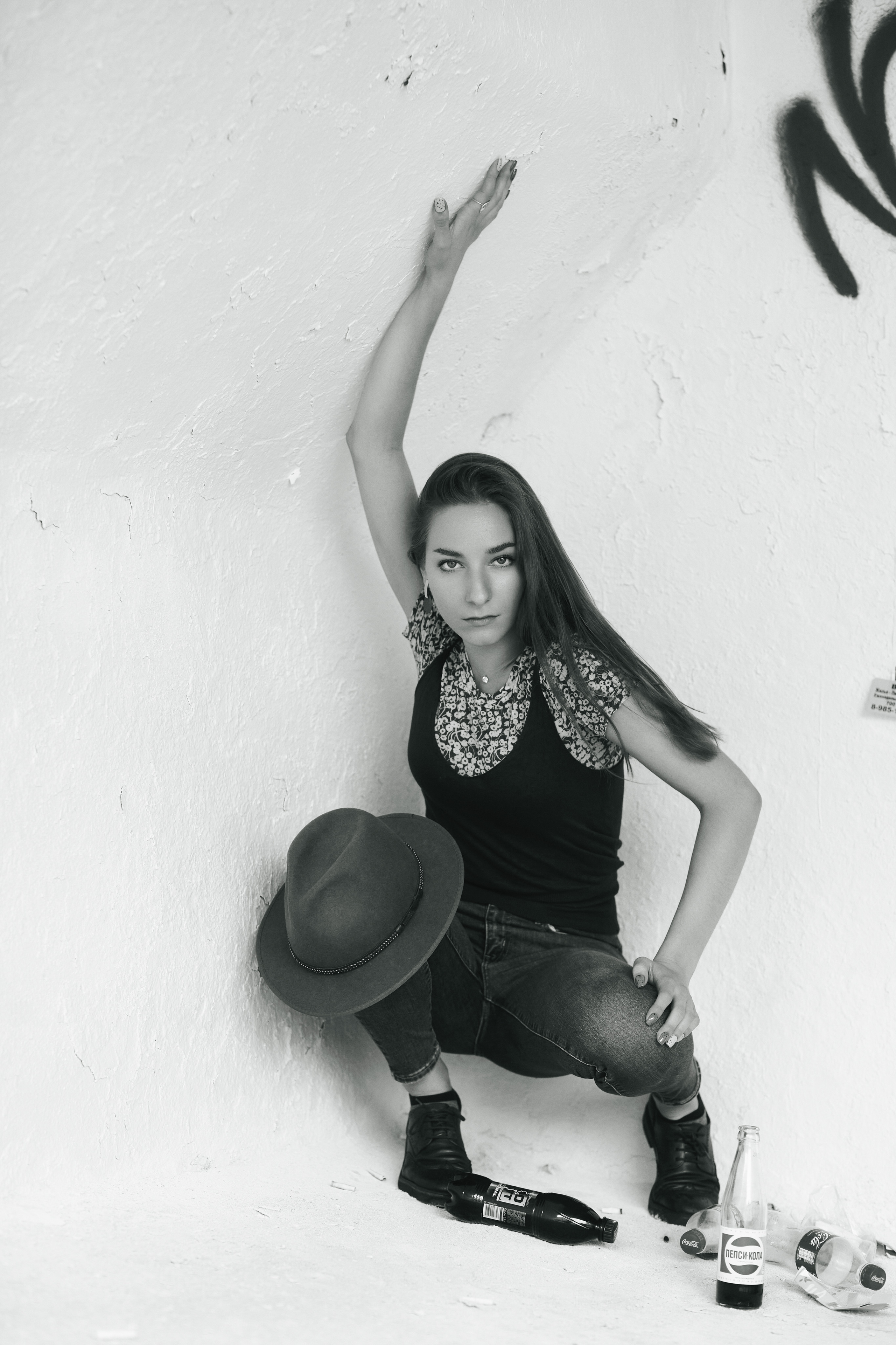 Любовь - темноволосая модель, которая смело прогуливается по улице в городе в платье, которое отлично подчеркивает ее формы.