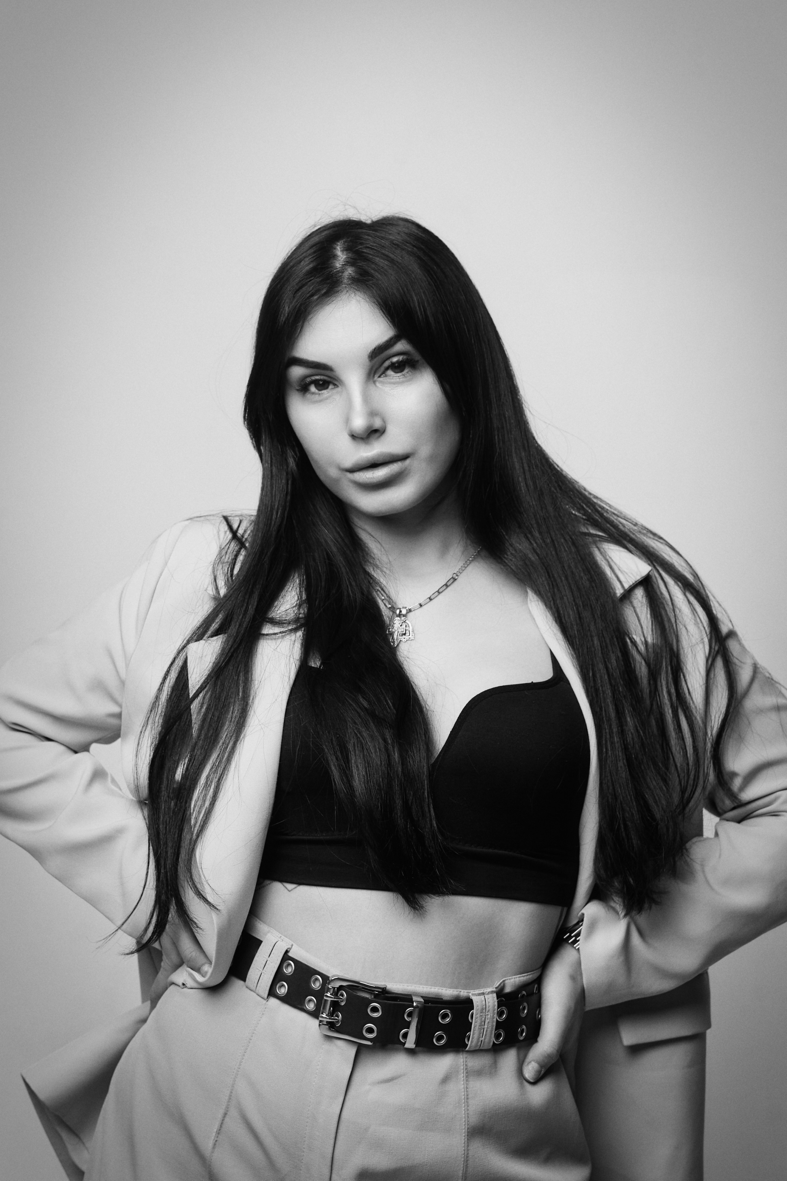 Карина в платье на светлом фоне: изысканный и привлекательный образ, который не оставит равнодушным