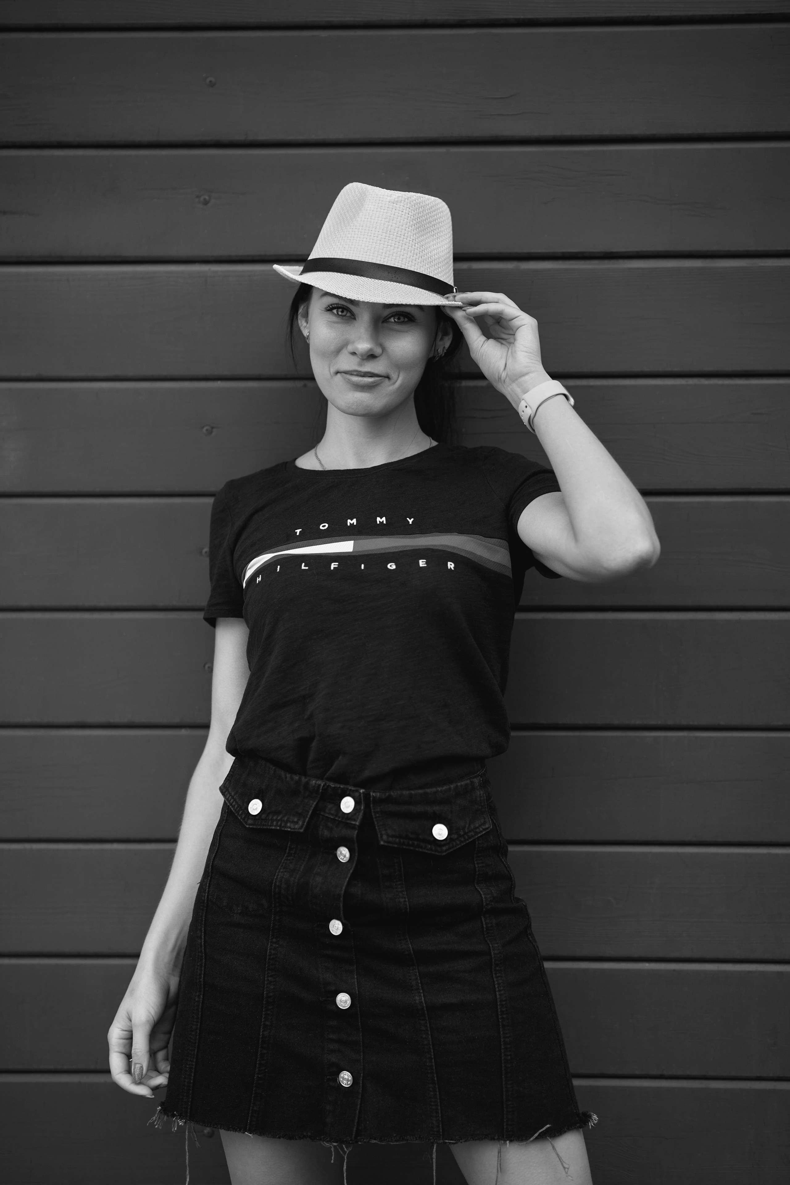 Идеальные портреты на фоне уличных зданий, запечатленные профессиональным фотографом.