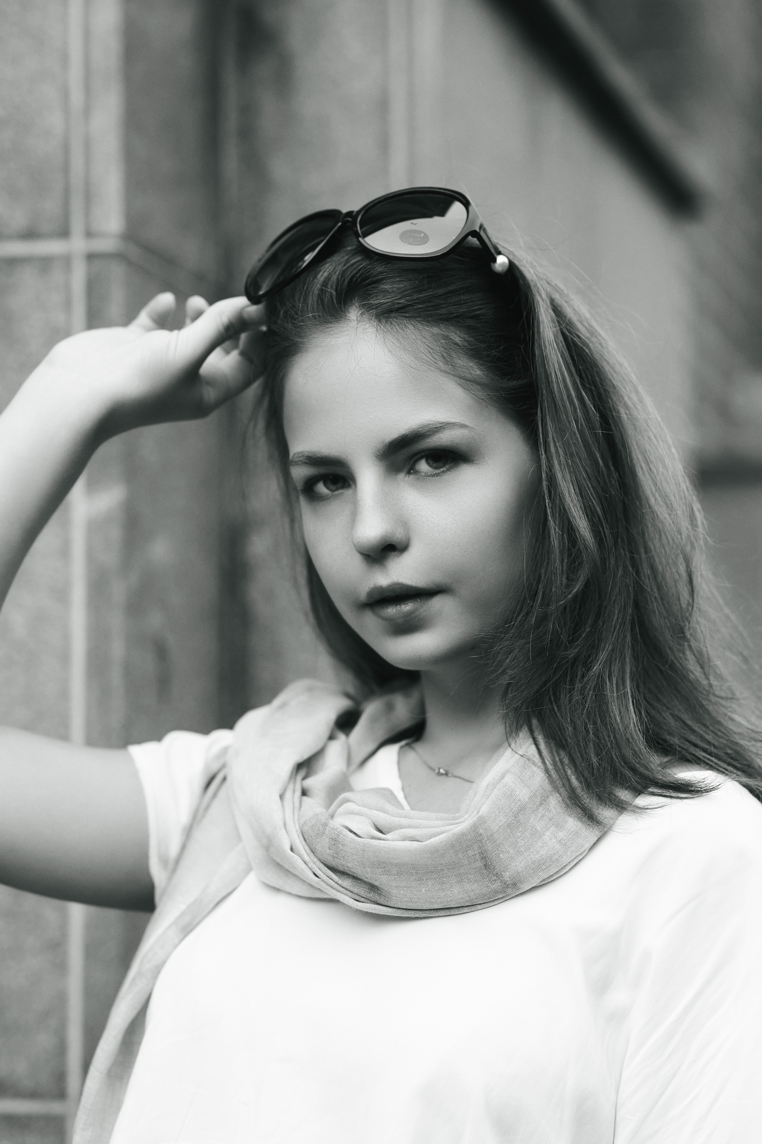 Темноволосая красавица Дарья в широких брюках на улице города