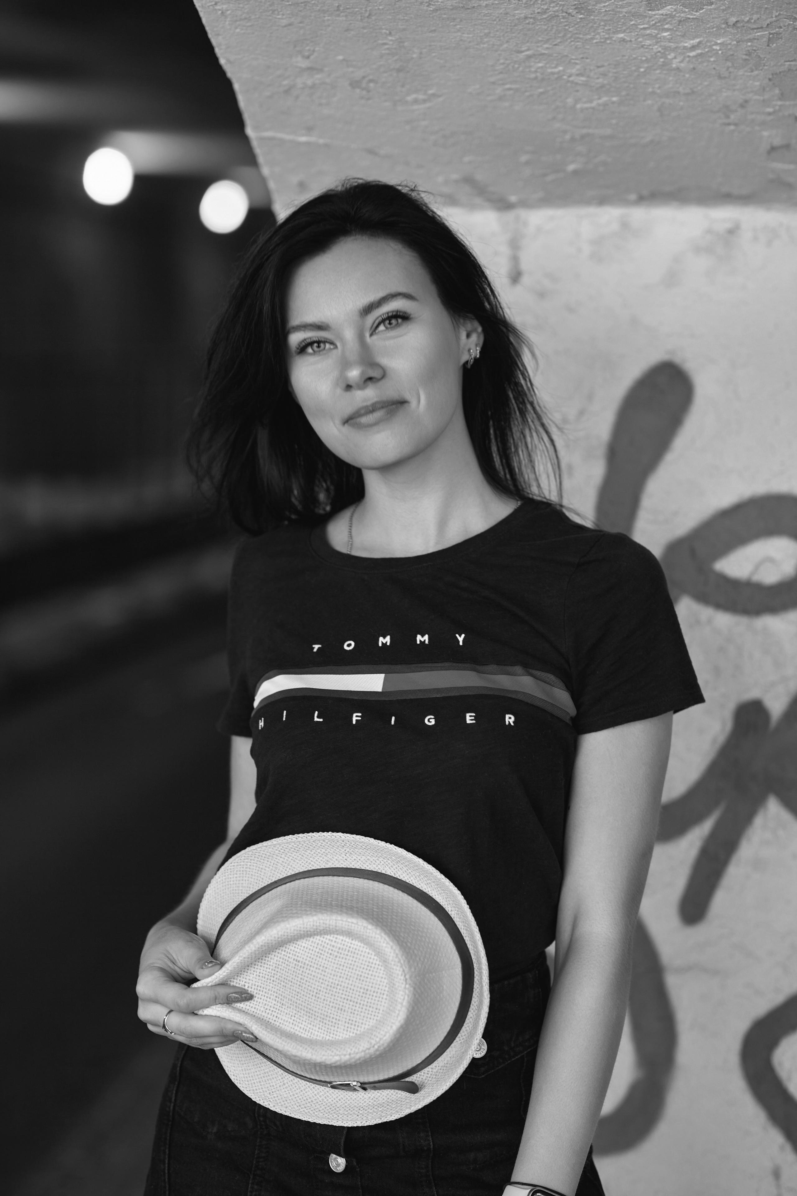 Фотограф в Москве предлагает съемку на улице с портретными снимками в городской среде.