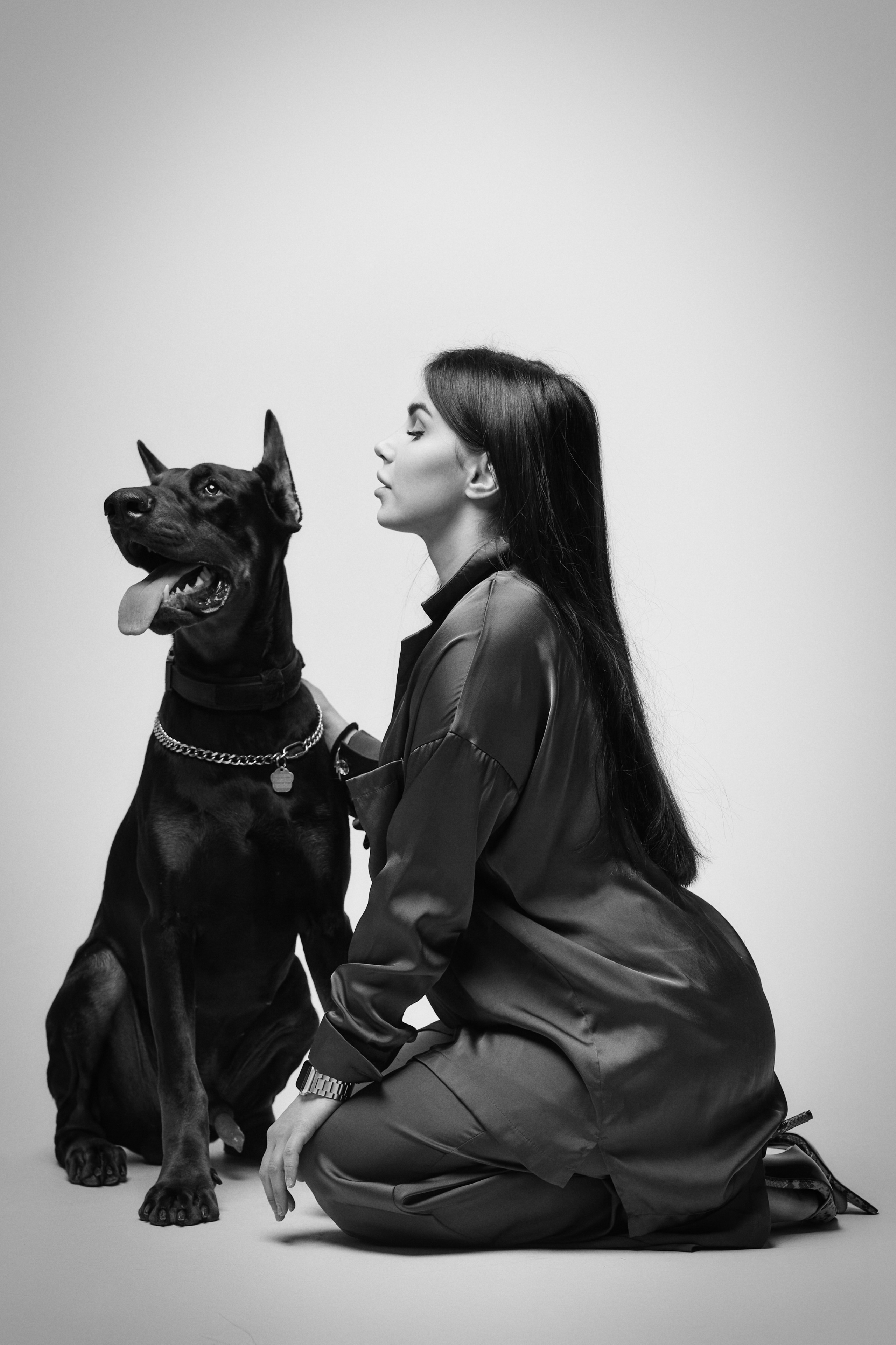 Карина на светлом фоне: блондинка в костюме