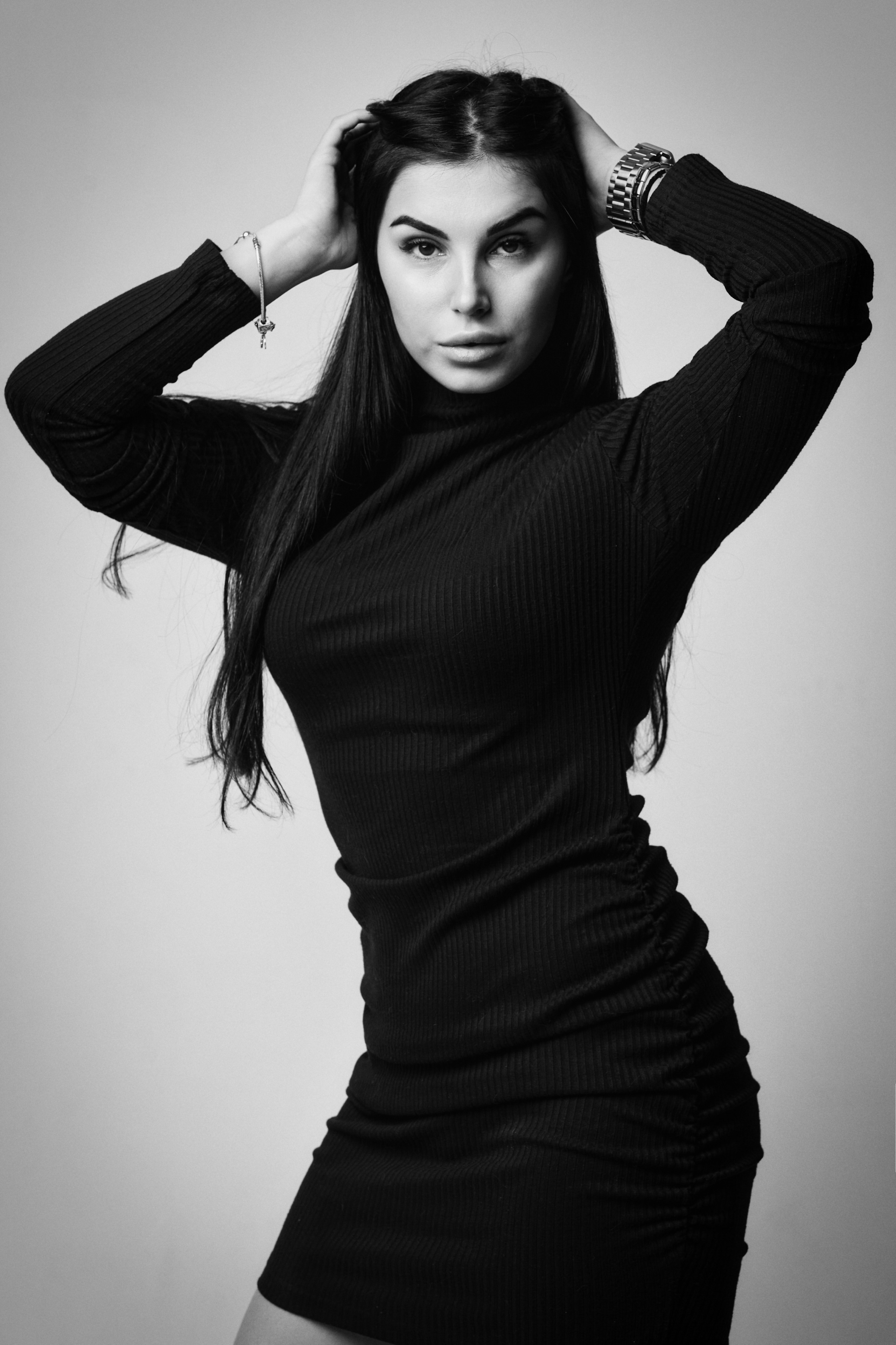 Карина - модель с потрясающим стилем в платье на светлом фоне.