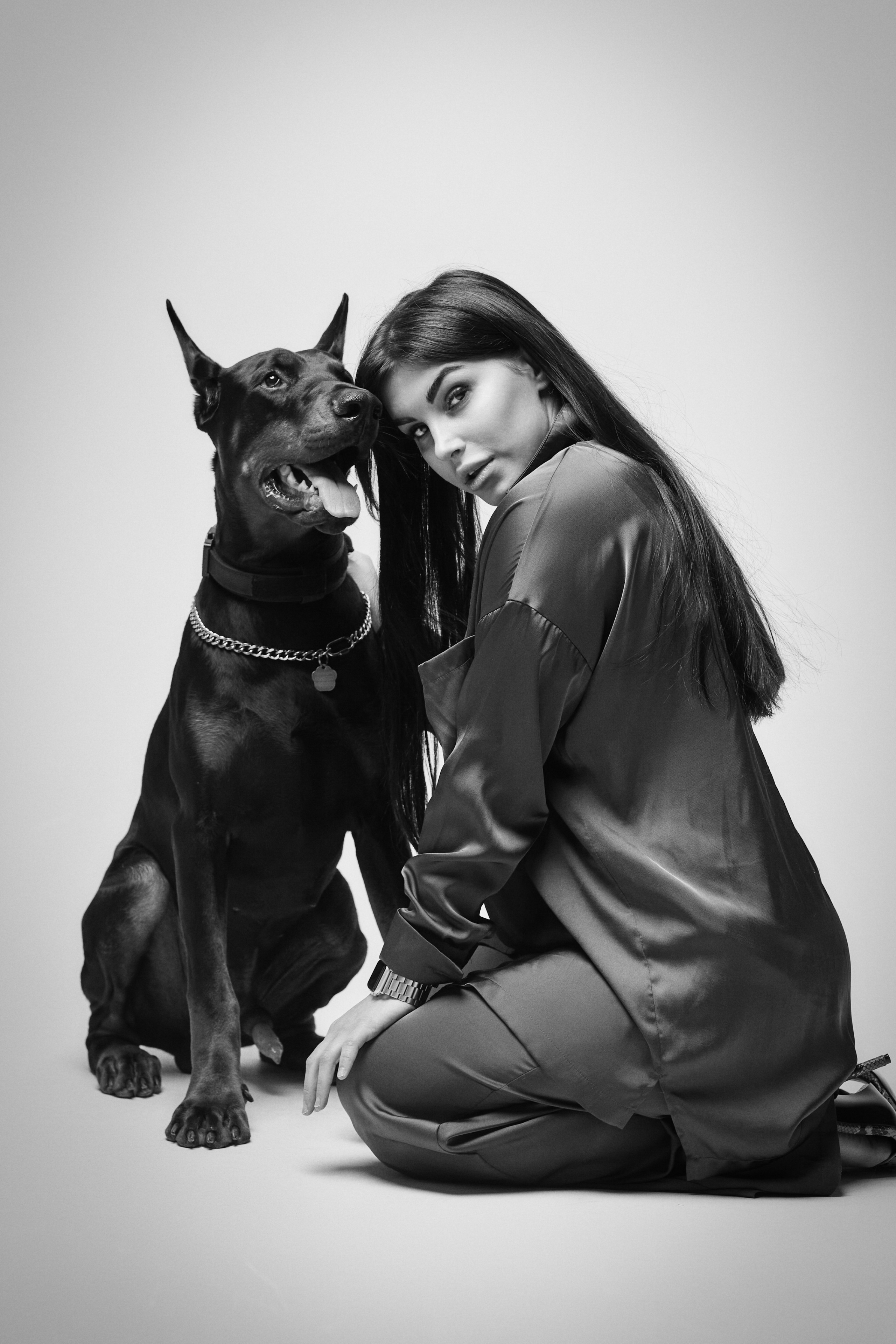 Карина в студии на светлом фоне в рубашке и джинсах, свободный и уютный образ