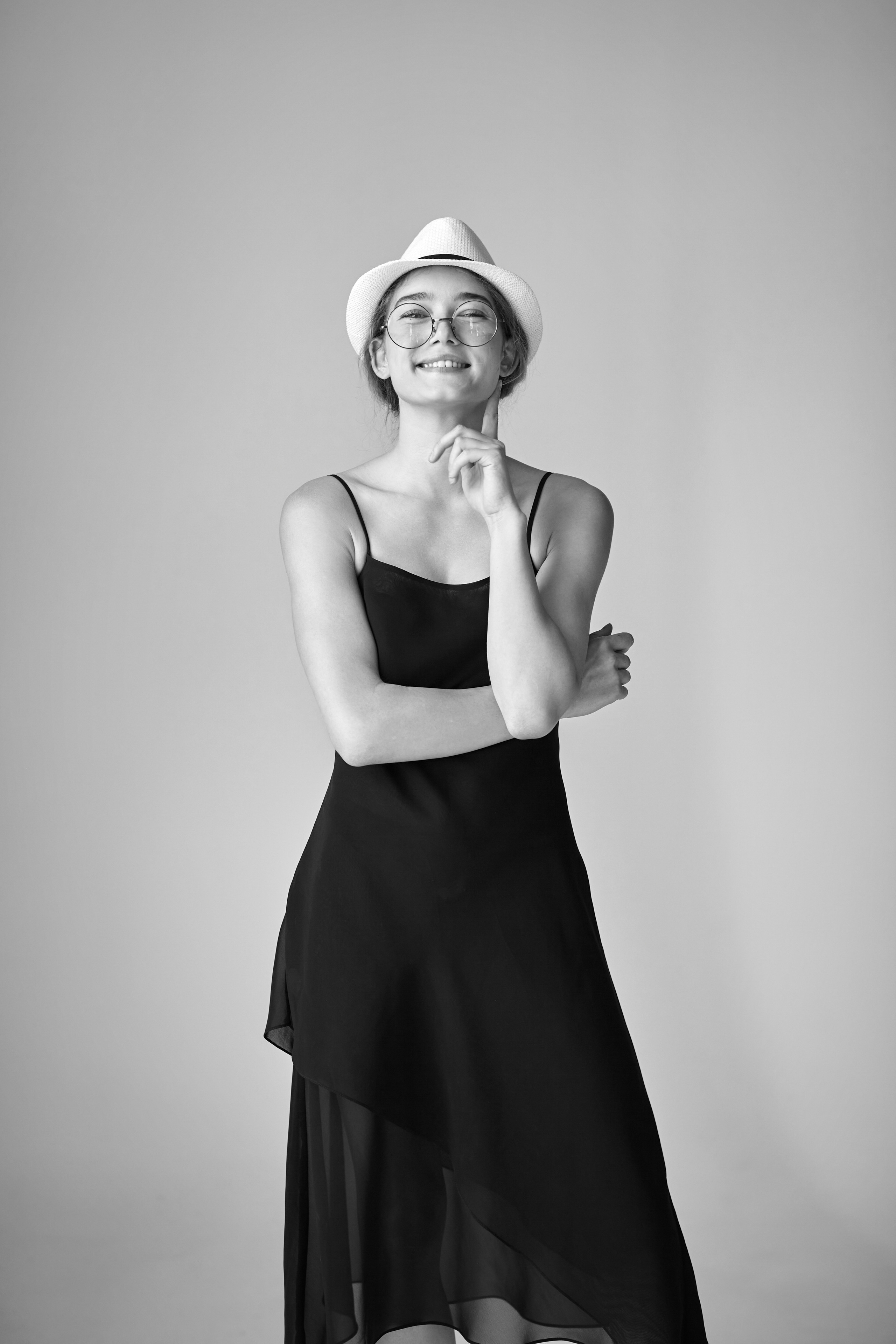 Алиса в светлом платье на светлом фоне студии – это идеальный выбор для стильной фотосессии.