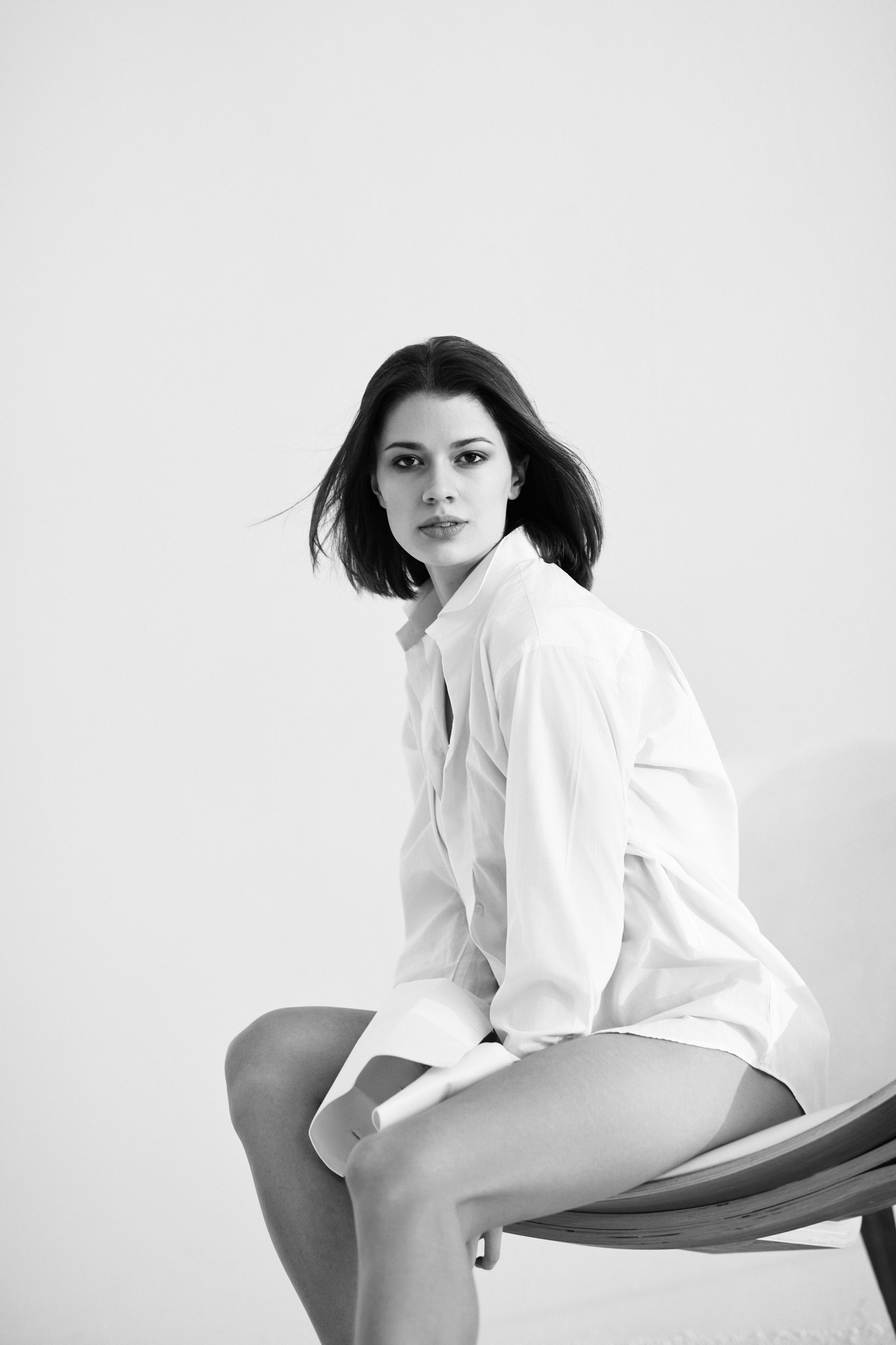 Темноволосая Софья Мисс Тула — 2020 в темном платье на светлом фоне в студии.