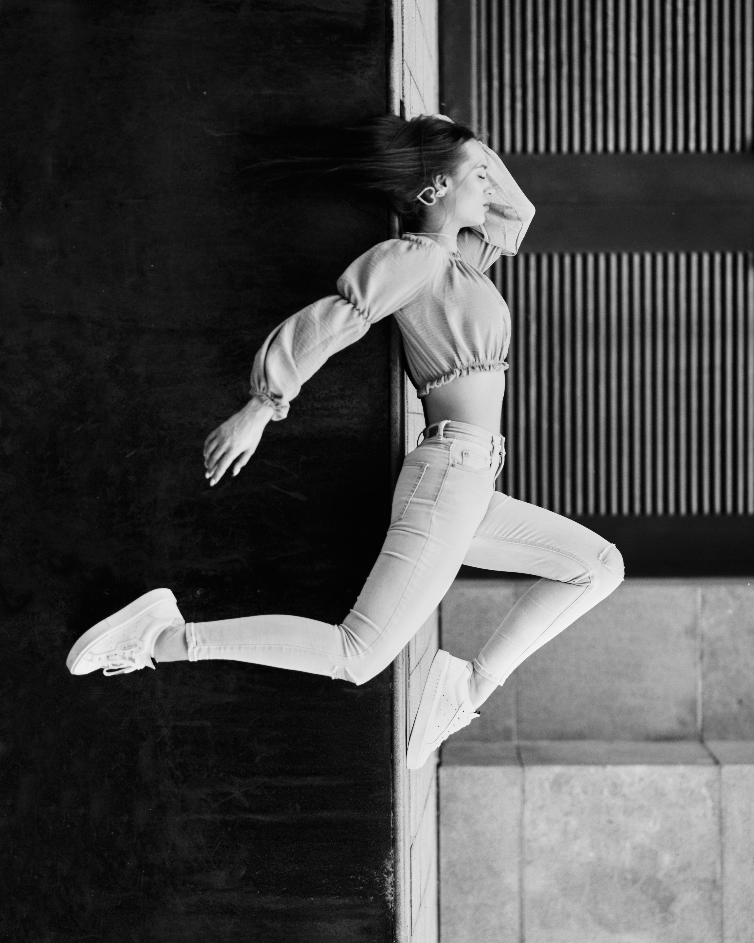 Модель Маша на фоне городской архитектуры в ярком или темном наряде.