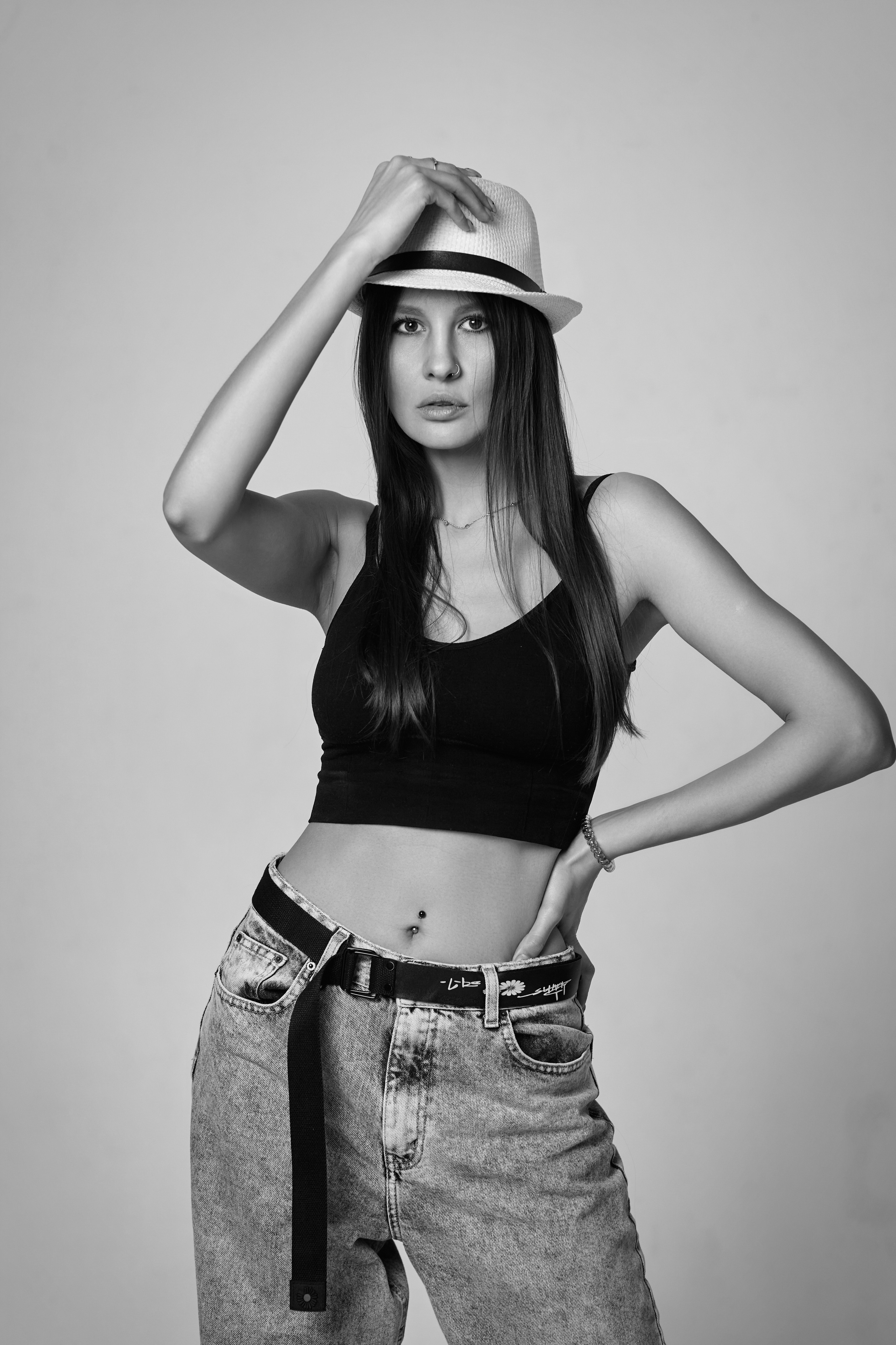 Красивая девушка в студии на темном фоне с темными волосами