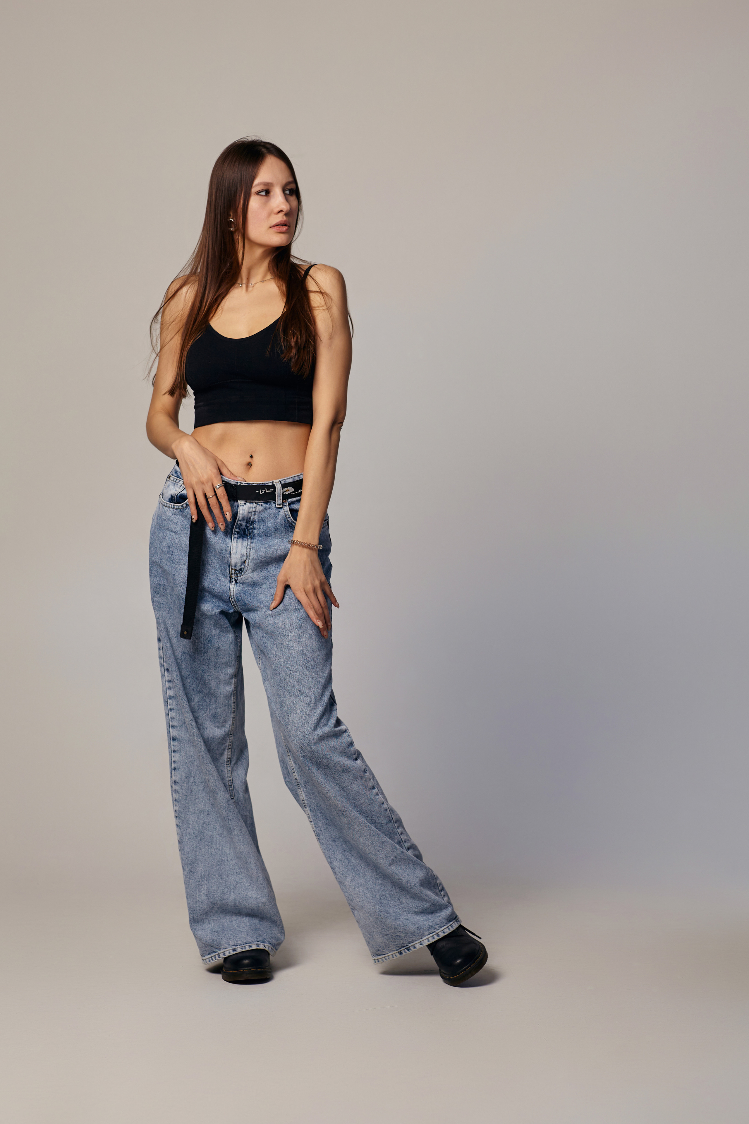 Темноволосая девушка на темном фоне в студии