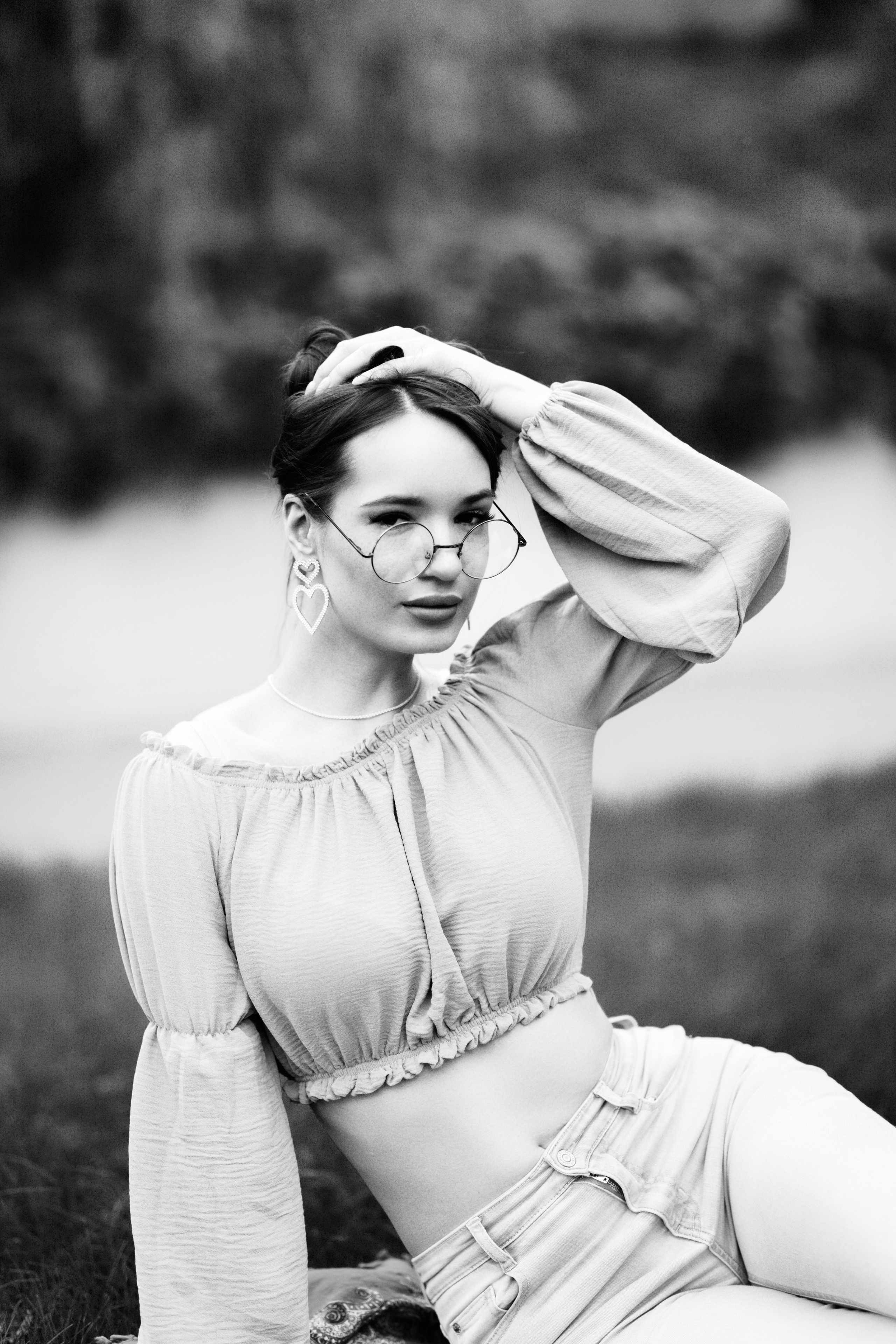 Модель Маша с темными волосами на фоне городского пейзажа в платье или джинсах.