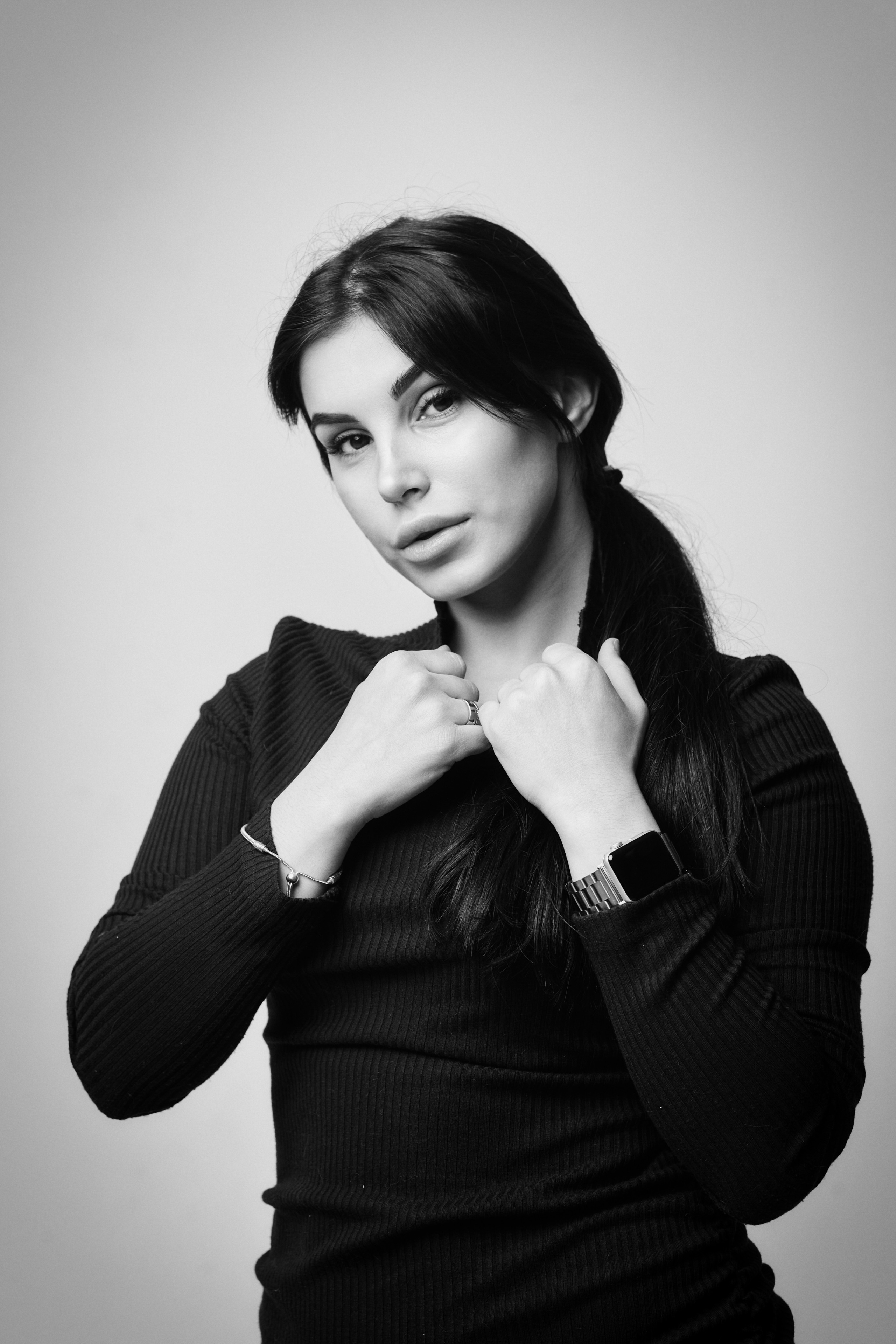 Карина в студии на светлом фоне в платье и каблуках, привлекательный образ для вечернего выхода